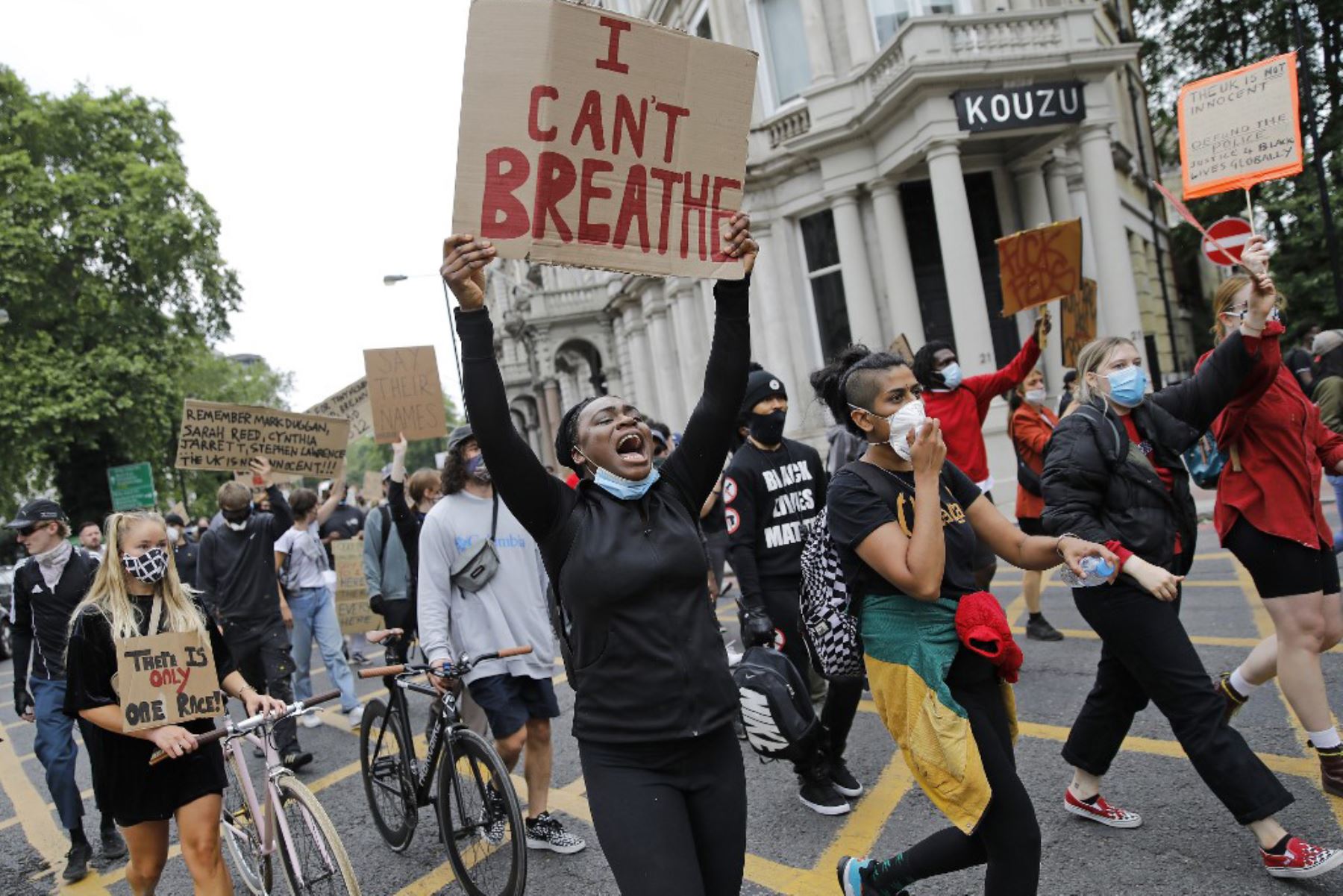 Manifestantes marchan durante una manifestación antirracista en Londres, después de que George Floyd, un hombre negro desarmado murió durante un arresto en Minneapolis, EE. UU.
Foto: AFP