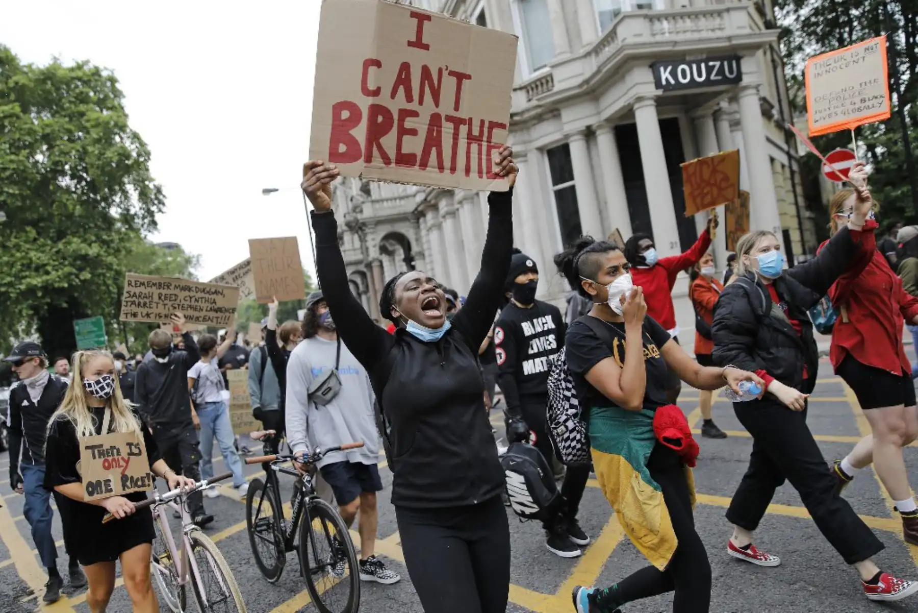 Manifestantes marchan durante una manifestación antirracista en Londres, después de que George Floyd, un hombre negro desarmado murió durante un arresto en Minneapolis, EE. UU.
Foto: AFP