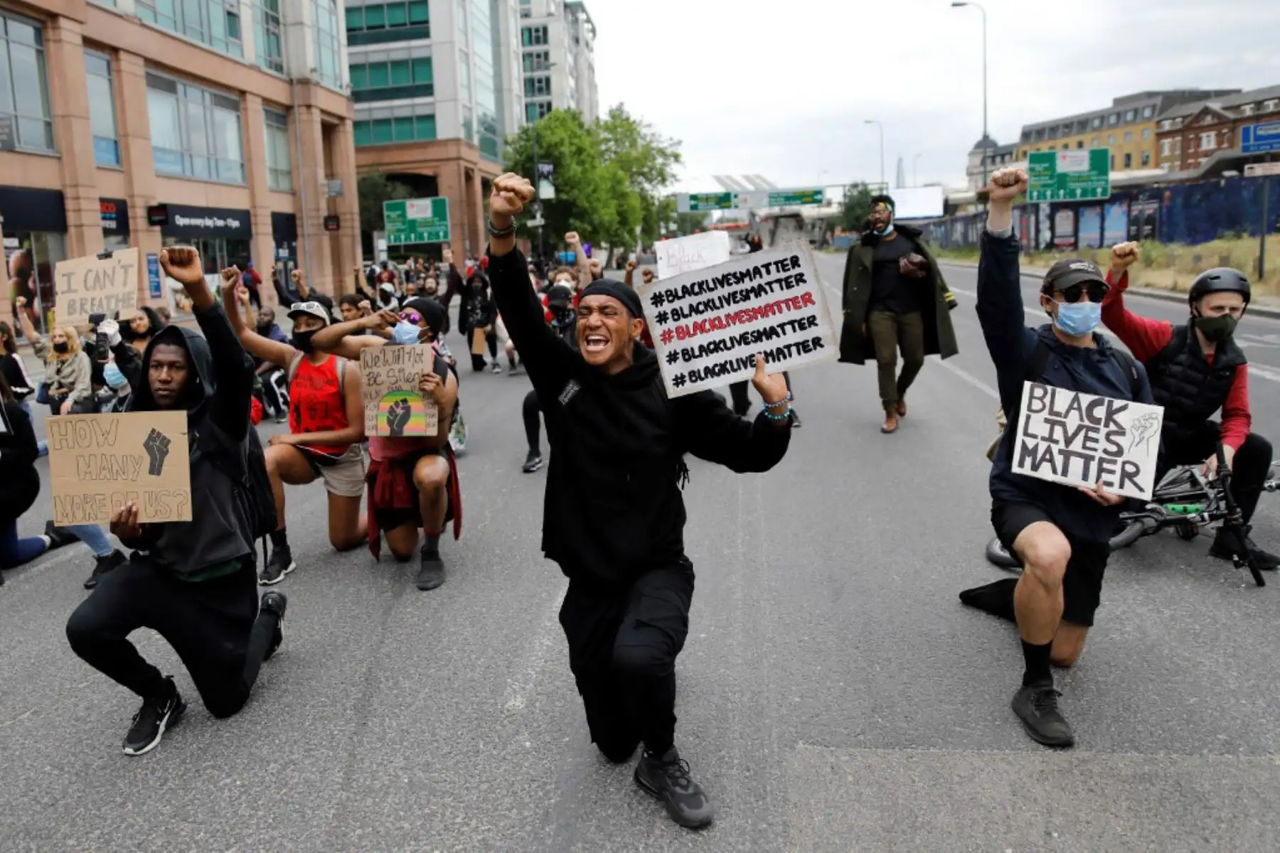 Manifestantes hacen una pausa y se arrodillan mientras marchan hacia la Embajada de los Estados Unidos durante una manifestación antirracista en Londres, después de que George Floyd, un hombre negro desarmado murió después de que un oficial de policía se arrodilló en su cuello durante un arresto en Minneapolis, EE. UU. 
Foto: AFP