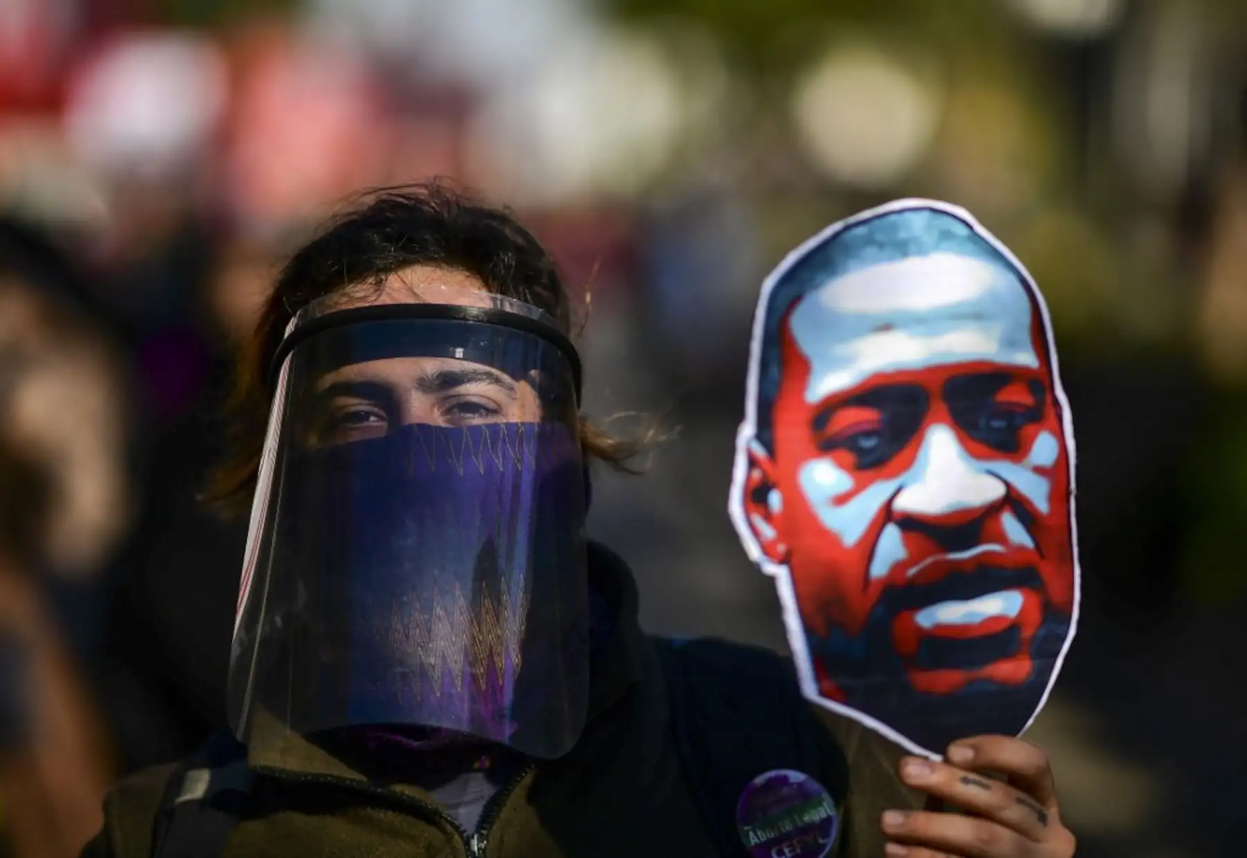 Miembros de organizaciones de izquierda protestan en Buenos Aires, contra el racismo y en memoria del fallecido ciudadano estadounidense George Floyd, quien murió una semana antes después de que un policía de Minneapolis se arrodilló en su cuello. Foto: AFP