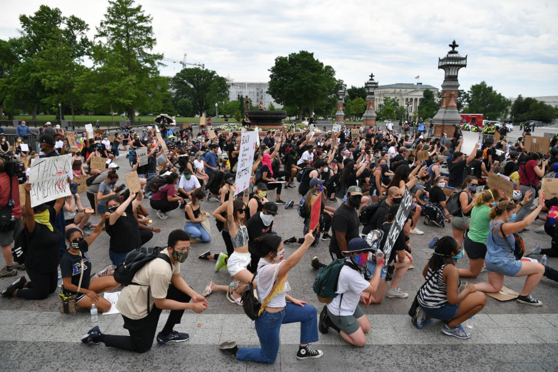 Manifestantes se arrodillan para manifestarse contra la muerte de George Floyd cerca del Capitolio de los Estados Unidos  en Washington, DC. - 
Foto: AFP