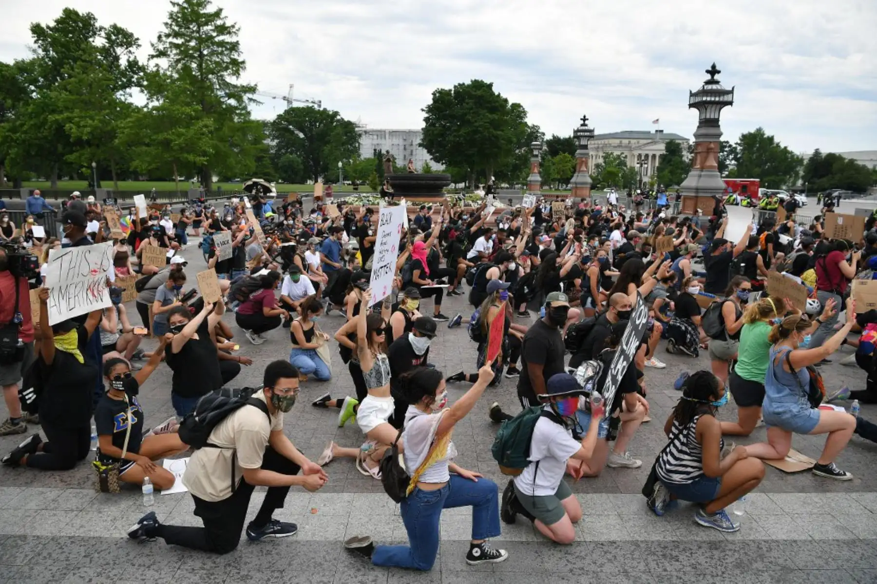 Manifestantes se arrodillan para manifestarse contra la muerte de George Floyd cerca del Capitolio de los Estados Unidos  en Washington, DC. - 
Foto: AFP