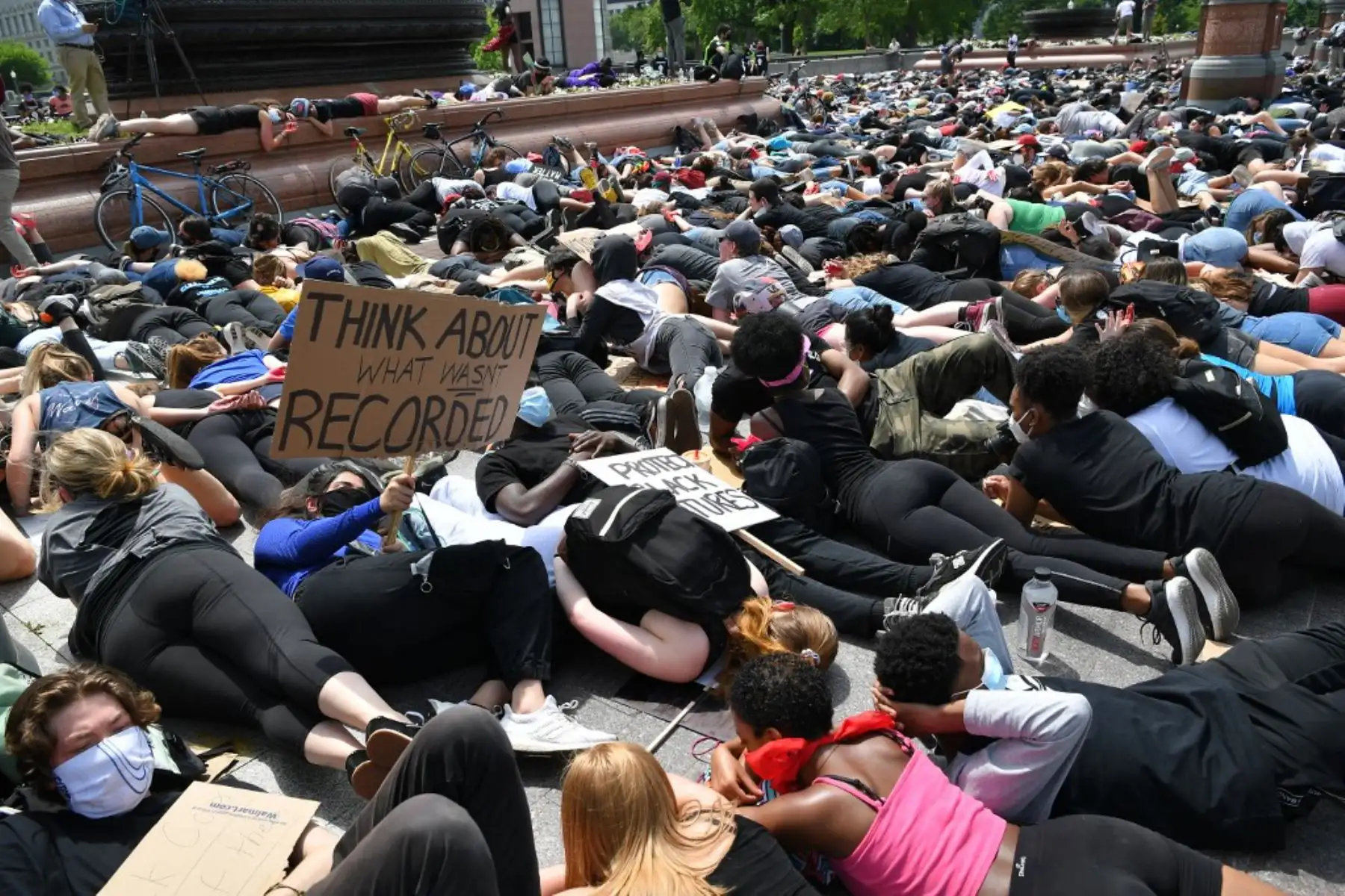 La gente se acostó en protesta por la muerte de George Floyd cerca del Capitolio de los Estados Unidos en Washington, DC. 
Foto: AFP