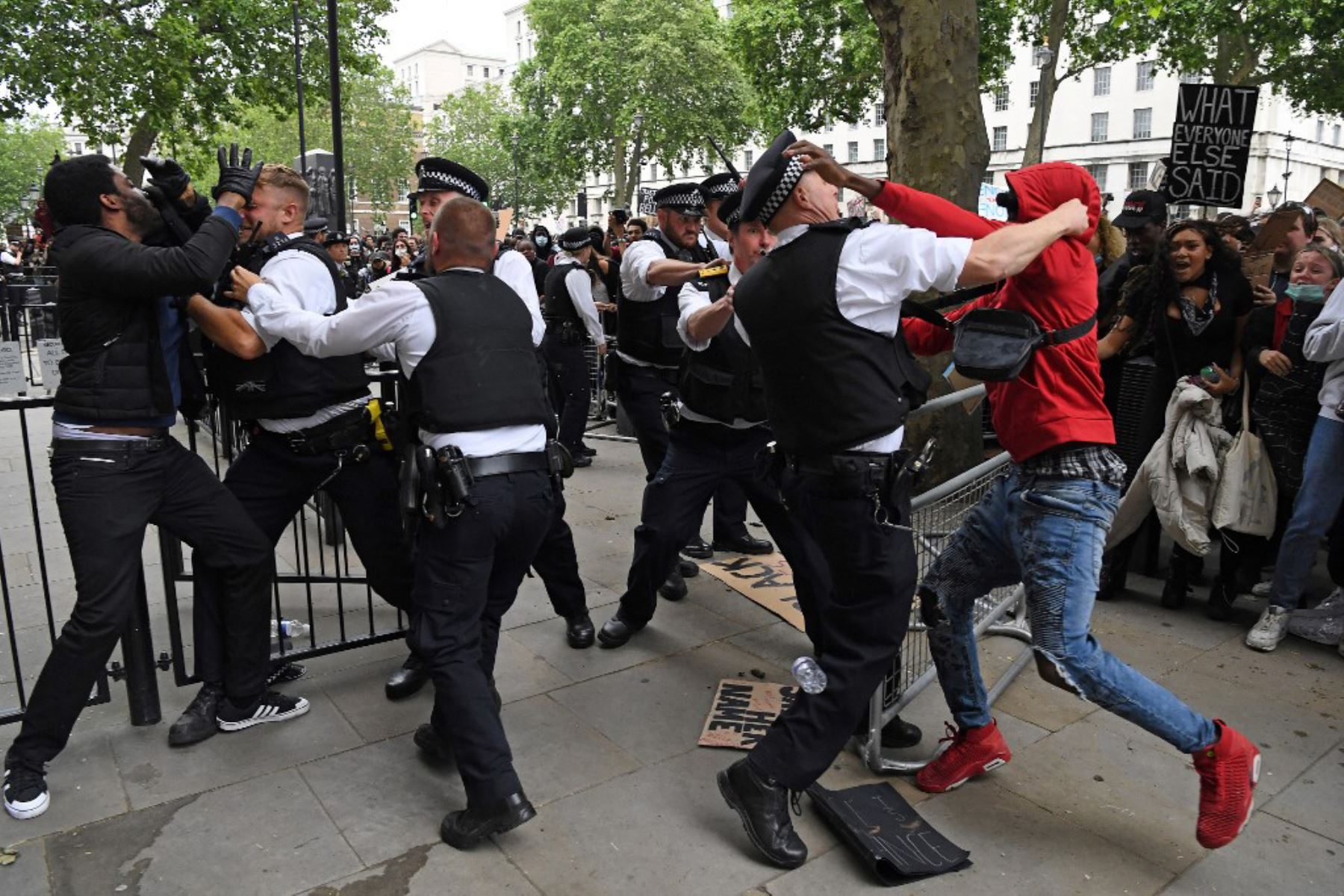 Manifestantes se pelean con los agentes de policía cerca de la entrada de Downing Street, durante una manifestación antirracista en Londres, después de que George Floyd, un hombre negro desarmado murió después de que un oficial de policía se arrodilló en su cuello durante un arresto en Minneapolis, 
Foto: AFP
