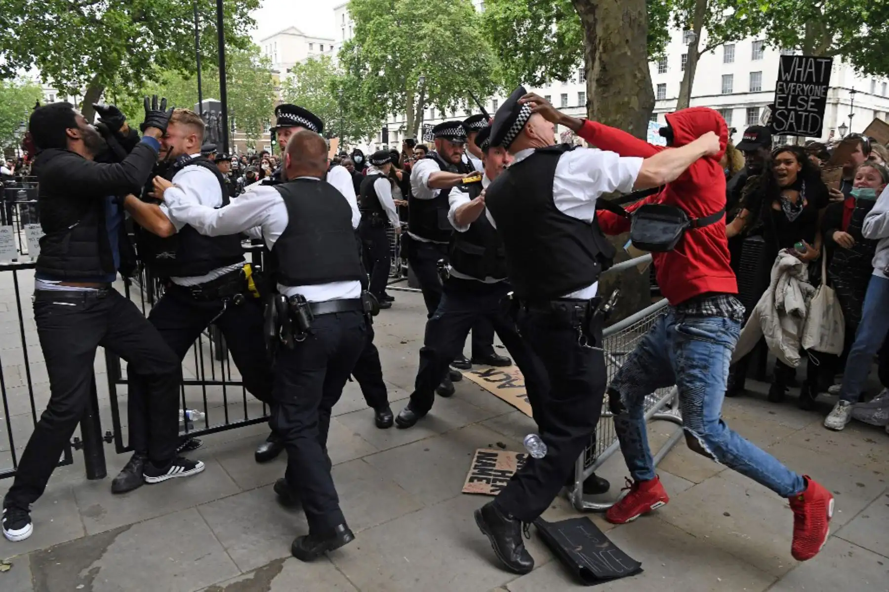 Manifestantes se pelean con los agentes de policía cerca de la entrada de Downing Street, durante una manifestación antirracista en Londres, después de que George Floyd, un hombre negro desarmado murió después de que un oficial de policía se arrodilló en su cuello durante un arresto en Minneapolis, 
Foto: AFP