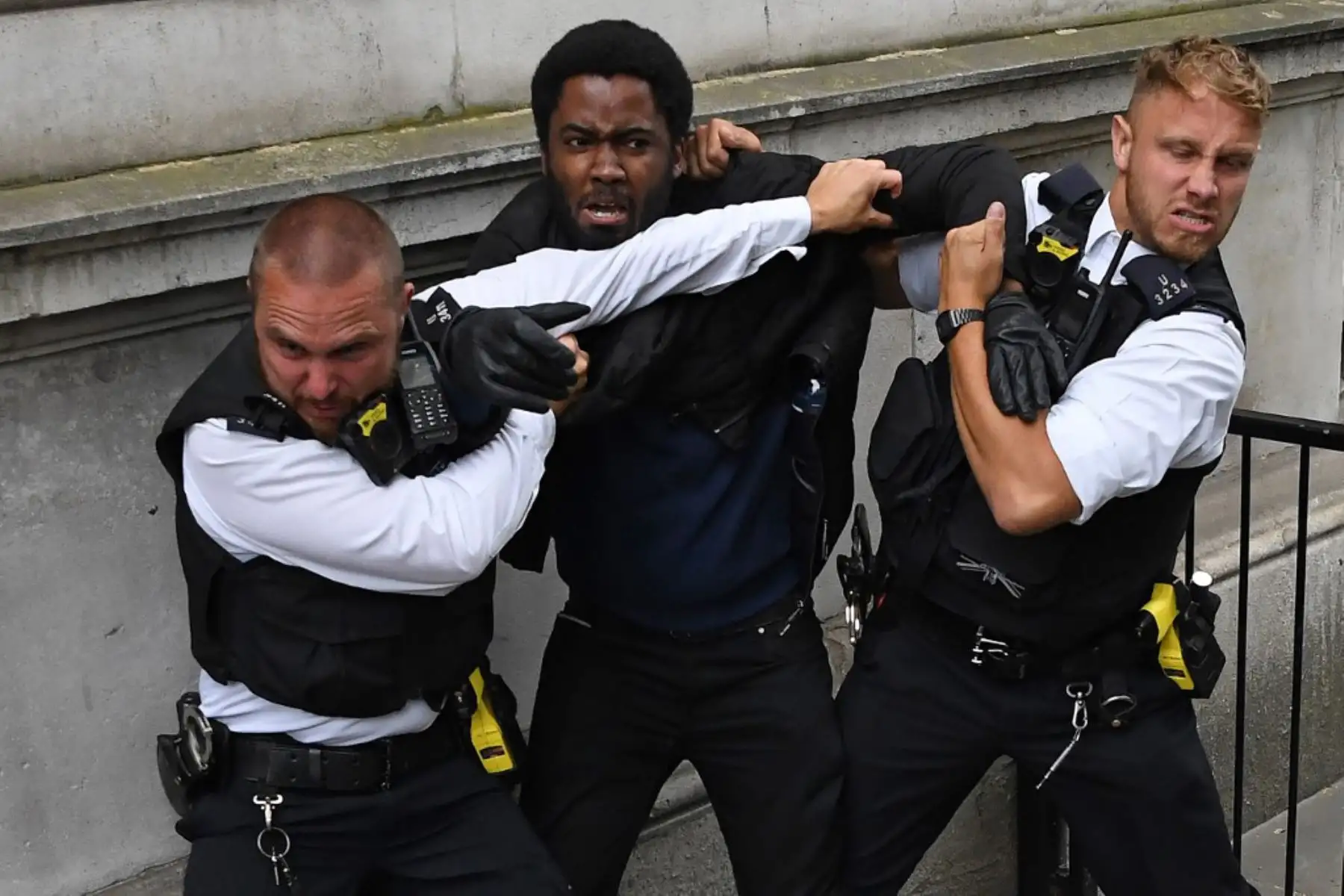Los agentes de policía reaccionan cuando intentan detener a un manifestante cerca de la entrada de Downing Street, durante una manifestación antirracista en Londres, después de que George Floyd, un hombre negro desarmado murió después de que un oficial de policía se arrodilló en su cuello durante un arresto en Minneapolis, Estados Unidos.
Foto: AFP