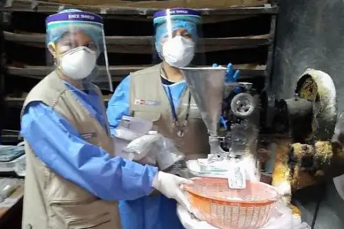 Personal de la Digemid y de la Policía Nacional intervinieron laboratorio clandestino de medicamentos en el distrito de La Victoria. Foto: Minsa