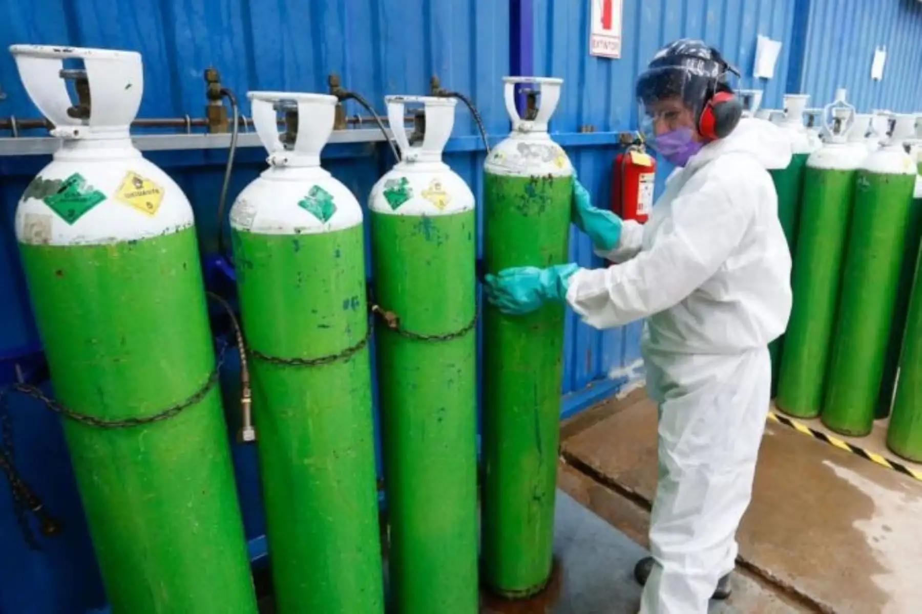 Ministro de salud, Víctor Zamora informó que en reunión de Consejo de Ministros, se tomaron importantes decisiones sobre la necesidad de comprar a países vecinos balones de oxígeno para abastecer el mercado y abaratar costosANDINA/Difusión