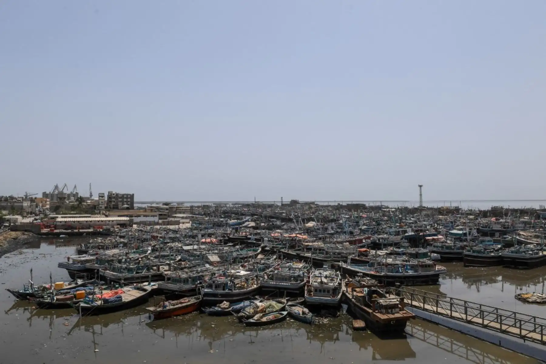 Los barcos de pesca están amarrados cerca de un astillero naval cuando el Departamento de Metrología de Pakistán emitió una advertencia sobre el ciclón Nisarga. Foto: AFP