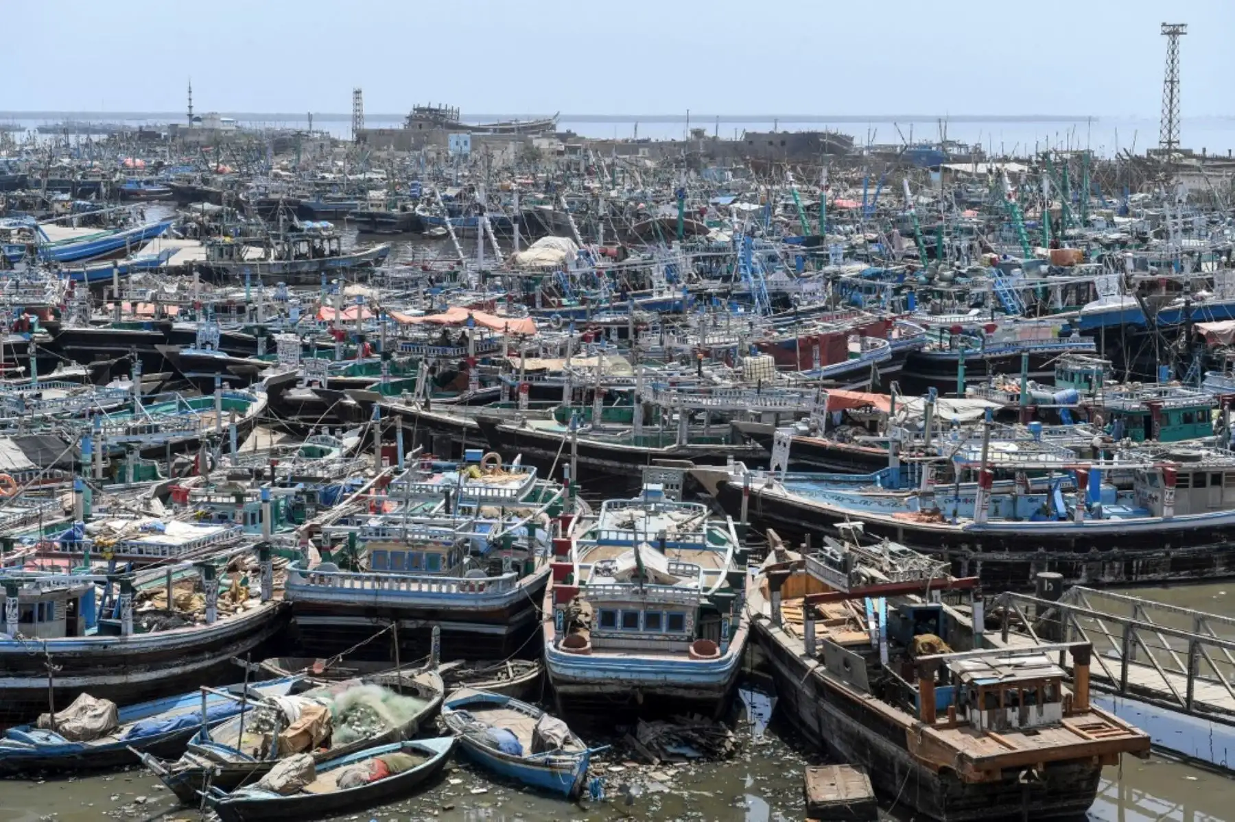 Los barcos de pesca están amarrados cerca de un astillero naval cuando el Departamento de Metrología de Pakistán emitió una advertencia sobre el ciclón Nisarga en la ciudad portuaria de Karachi. Foto: AFP