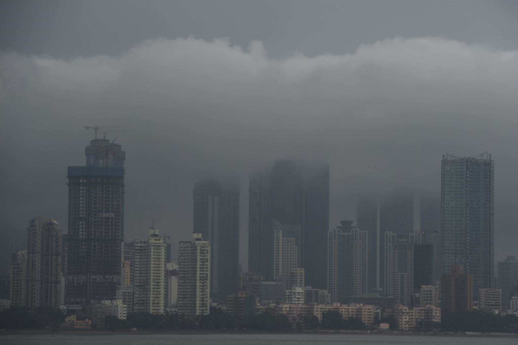 Las nubes de lluvia se ciernen sobre Mumbai el 4 de junio de 2020, el día después de que el ciclón Nisarga toque tierra en la costa occidental de la India. Al menos tres personas fueron reportadas muertas. Foto: AFP