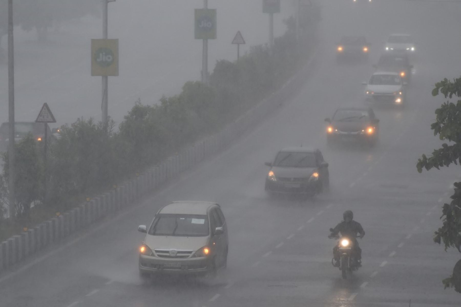 Los pasajeros conducen a lo largo de Marine Drive mientras cae la lluvia en Mumbai el 4 de junio de 2020, el día después del aterrizaje del ciclón Nisarga en la costa occidental de la India. Foto: AFP