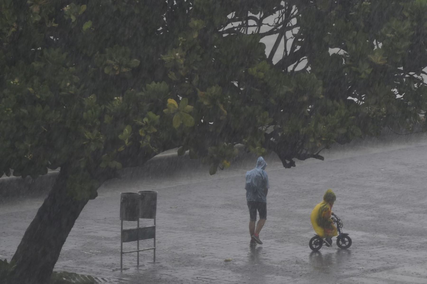 La gente camina bajo la lluvia a lo largo de Marine Drive mientras cae la lluvia en Mumbai el 4 de junio de 2020, el día después del aterrizaje del ciclón Nisarga en la costa occidental de la India. Foto: AFP