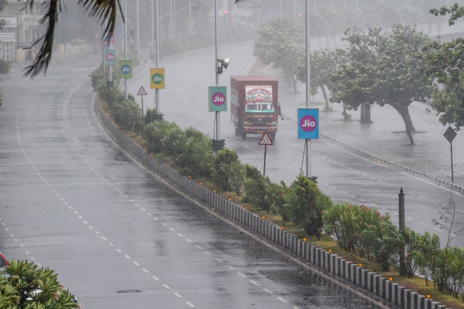 Un camión conduce en una carretera bajo una fuerte lluvia en Mumbai mientras el ciclón Nisarga avanza hacia la costa occidental de la India. Foto: AFP