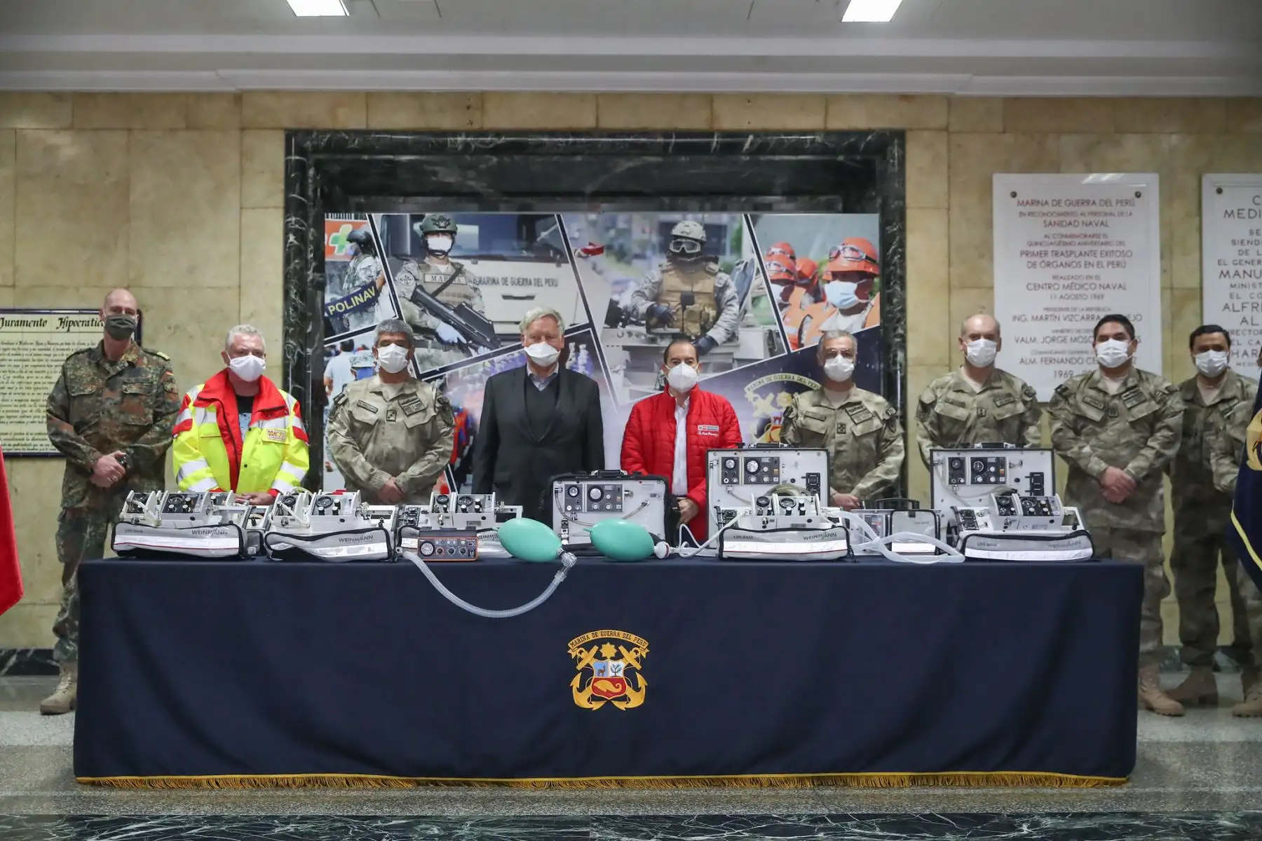 Con presencia del ministro de Defensa Walter Martos, se realizó la entrega de 12 ventiladores mecánicos donados por Alemania a la Marina de Guerra para reforzar la atención de pacientes covid-19. 

Foto: MINDEF