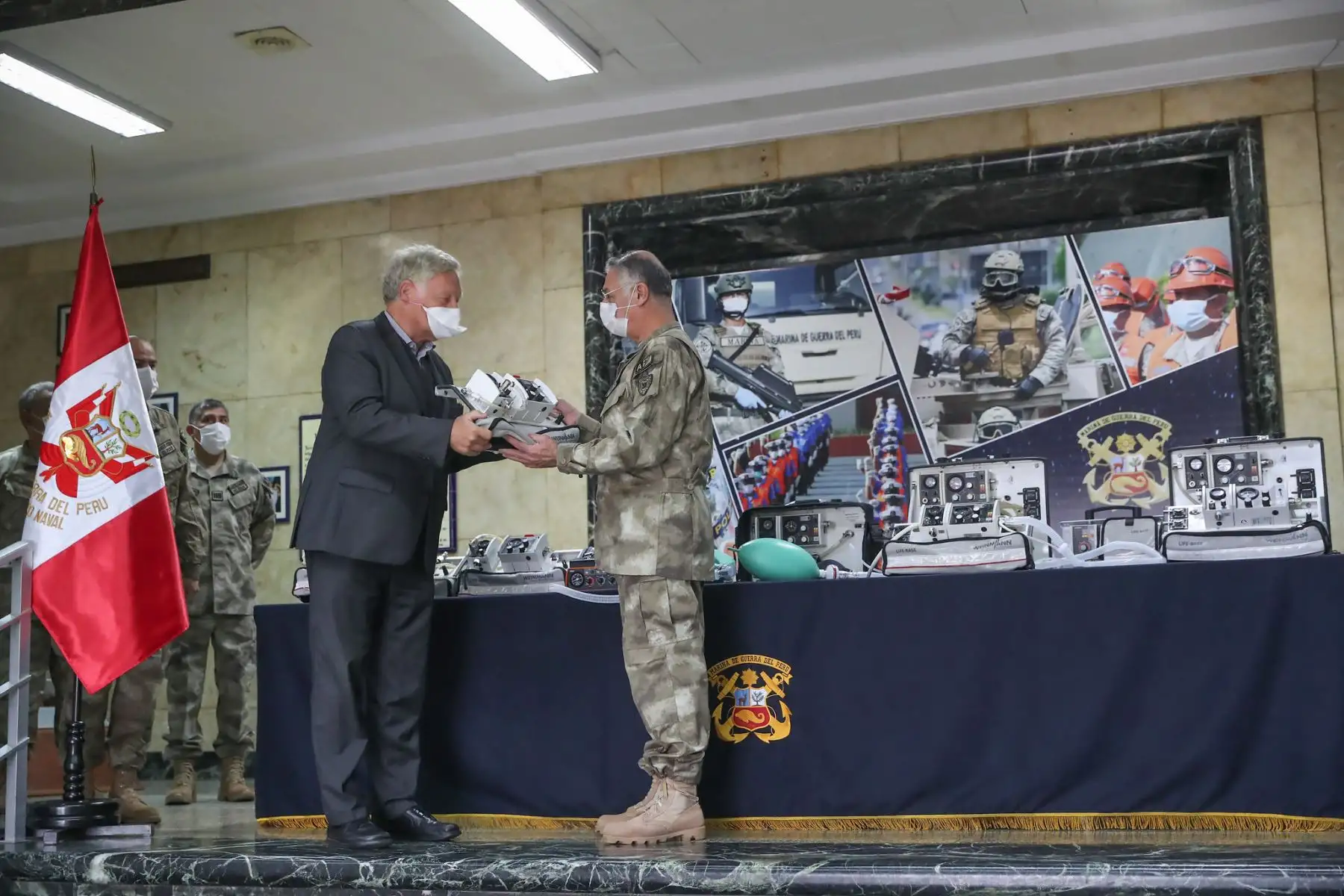 Con presencia del ministro de Defensa Walter Martos, se realizó la entrega de 12 ventiladores mecánicos donados por Alemania a la Marina de Guerra para reforzar la atención de pacientes covid-19. 

Foto: MINDEF