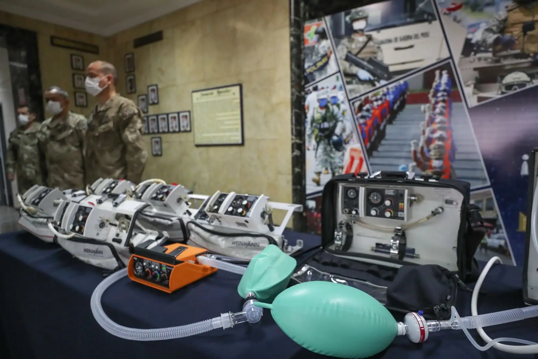 Con presencia del ministro de Defensa Walter Martos, se realizó la entrega de 12 ventiladores mecánicos donados por Alemania a la Marina de Guerra para reforzar la atención de pacientes covid-19. 

Foto: MINDEF