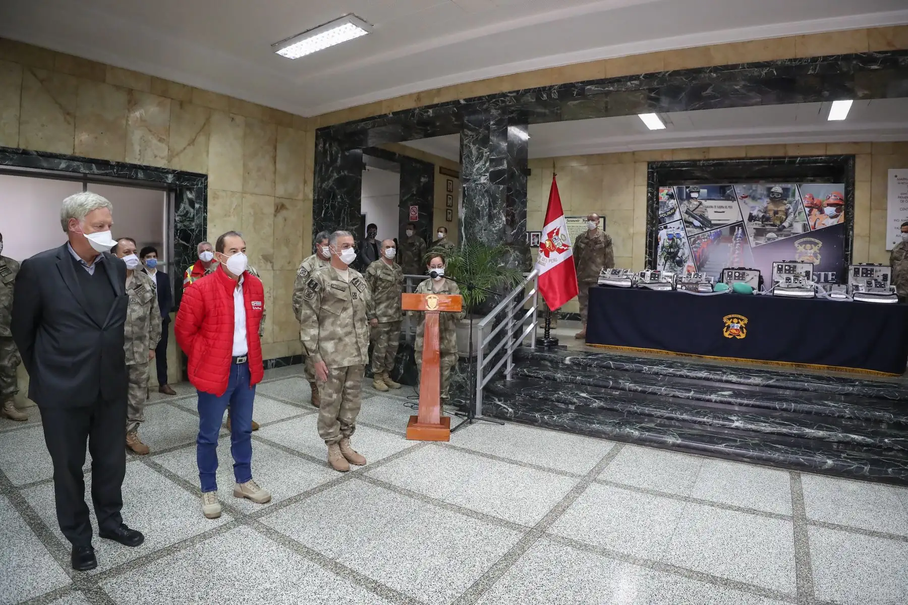 Con presencia del ministro de Defensa Walter Martos, se realizó la entrega de 12 ventiladores mecánicos donados por Alemania a la Marina de Guerra para reforzar la atención de pacientes covid-19. 

Foto: MINDEF