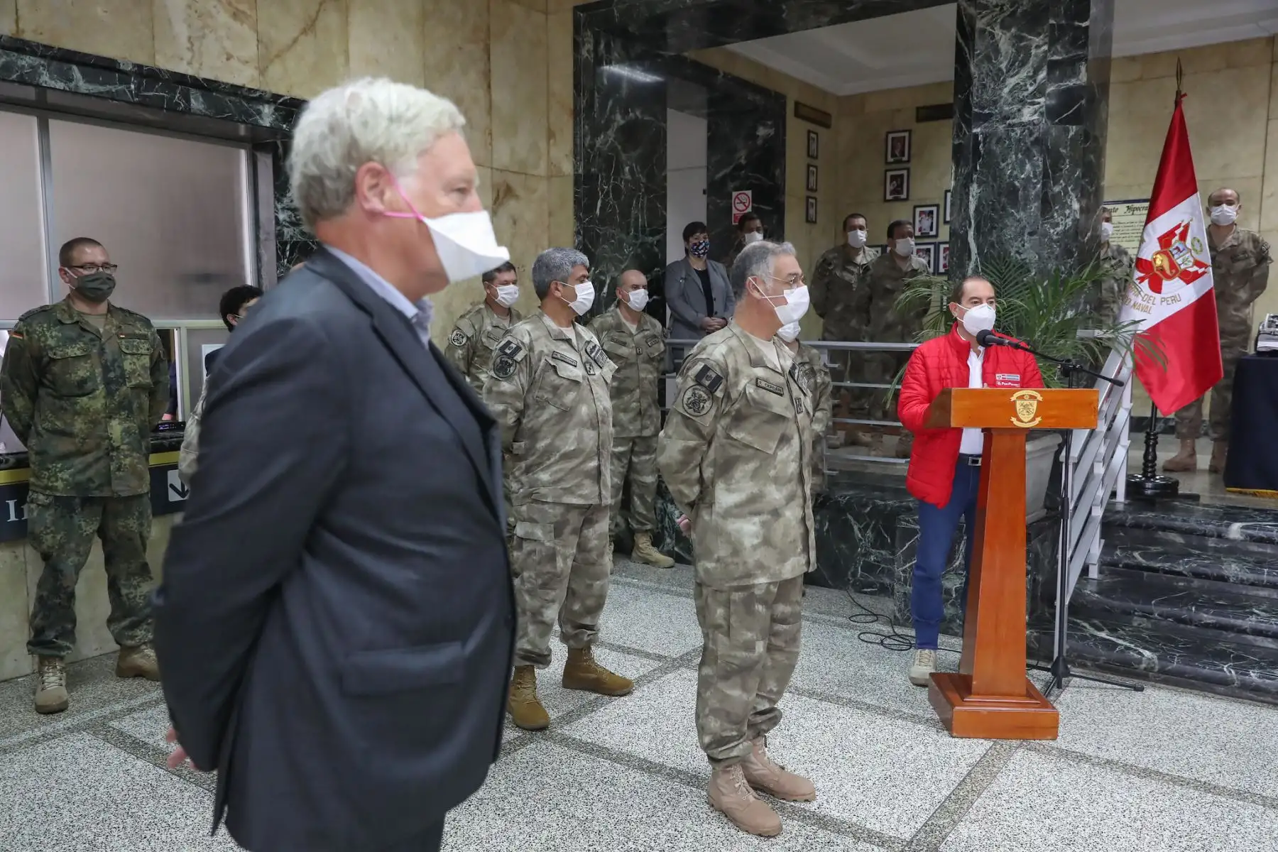 Con presencia del ministro de Defensa Walter Martos, se realizó la entrega de 12 ventiladores mecánicos donados por Alemania a la Marina de Guerra para reforzar la atención de pacientes covid-19. 

Foto: MINDEF