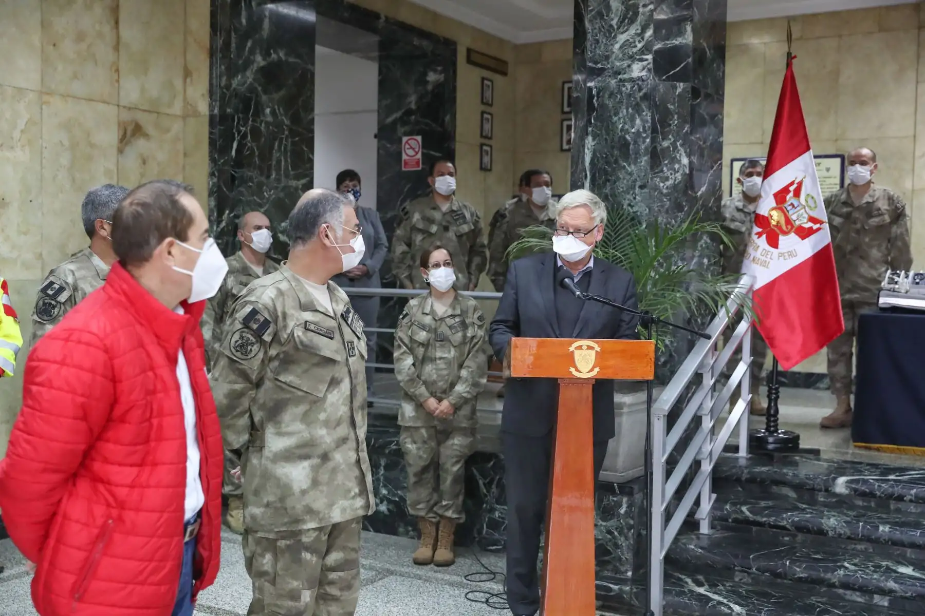 Con presencia del ministro de Defensa Walter Martos, se realizó la entrega de 12 ventiladores mecánicos donados por Alemania a la Marina de Guerra para reforzar la atención de pacientes covid-19. 

Foto: MINDEF