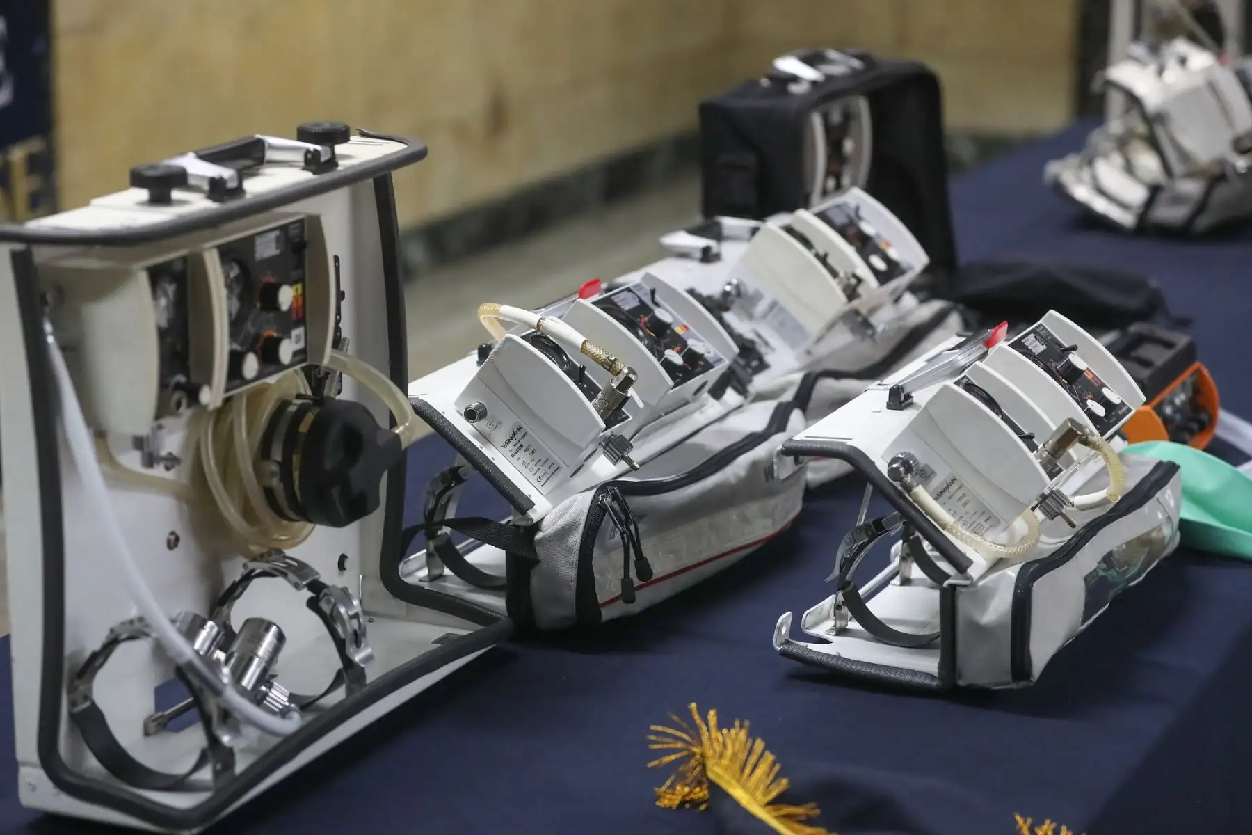 Con presencia del ministro de Defensa Walter Martos, se realizó la entrega de 12 ventiladores mecánicos donados por Alemania a la Marina de Guerra para reforzar la atención de pacientes covid-19. 

Foto: MINDEF