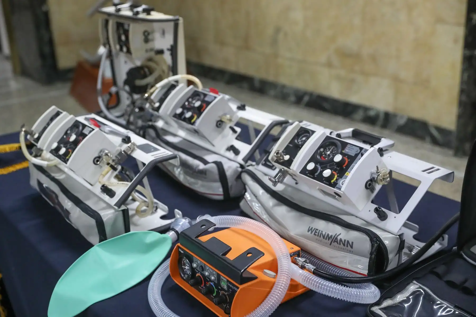 Con presencia del ministro de Defensa Walter Martos, se realizó la entrega de 12 ventiladores mecánicos donados por Alemania a la Marina de Guerra para reforzar la atención de pacientes covid-19. 

Foto: MINDEF
