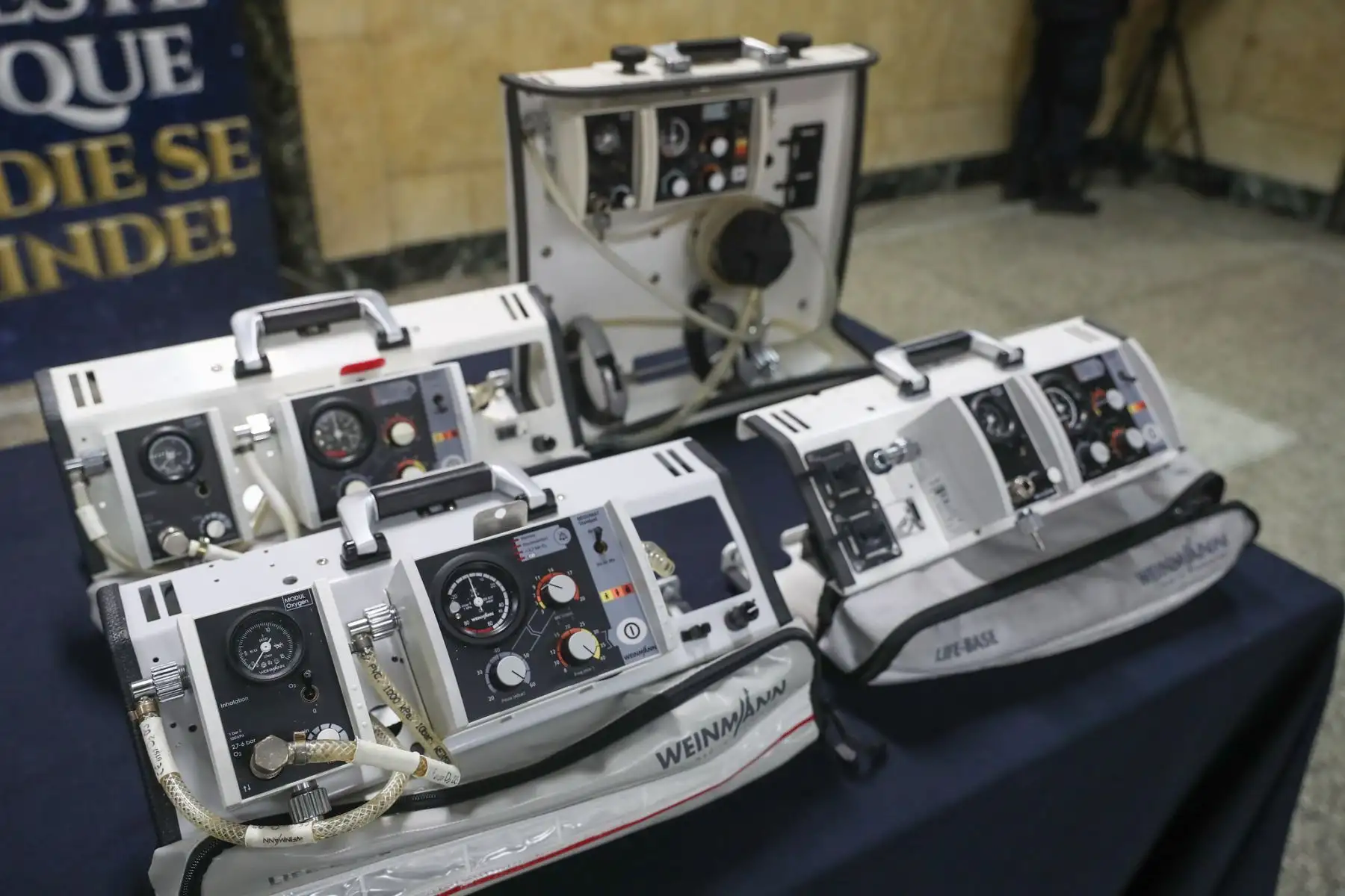 Con presencia del ministro de Defensa Walter Martos, se realizó la entrega de 12 ventiladores mecánicos donados por Alemania a la Marina de Guerra para reforzar la atención de pacientes covid-19. 

Foto: MINDEF