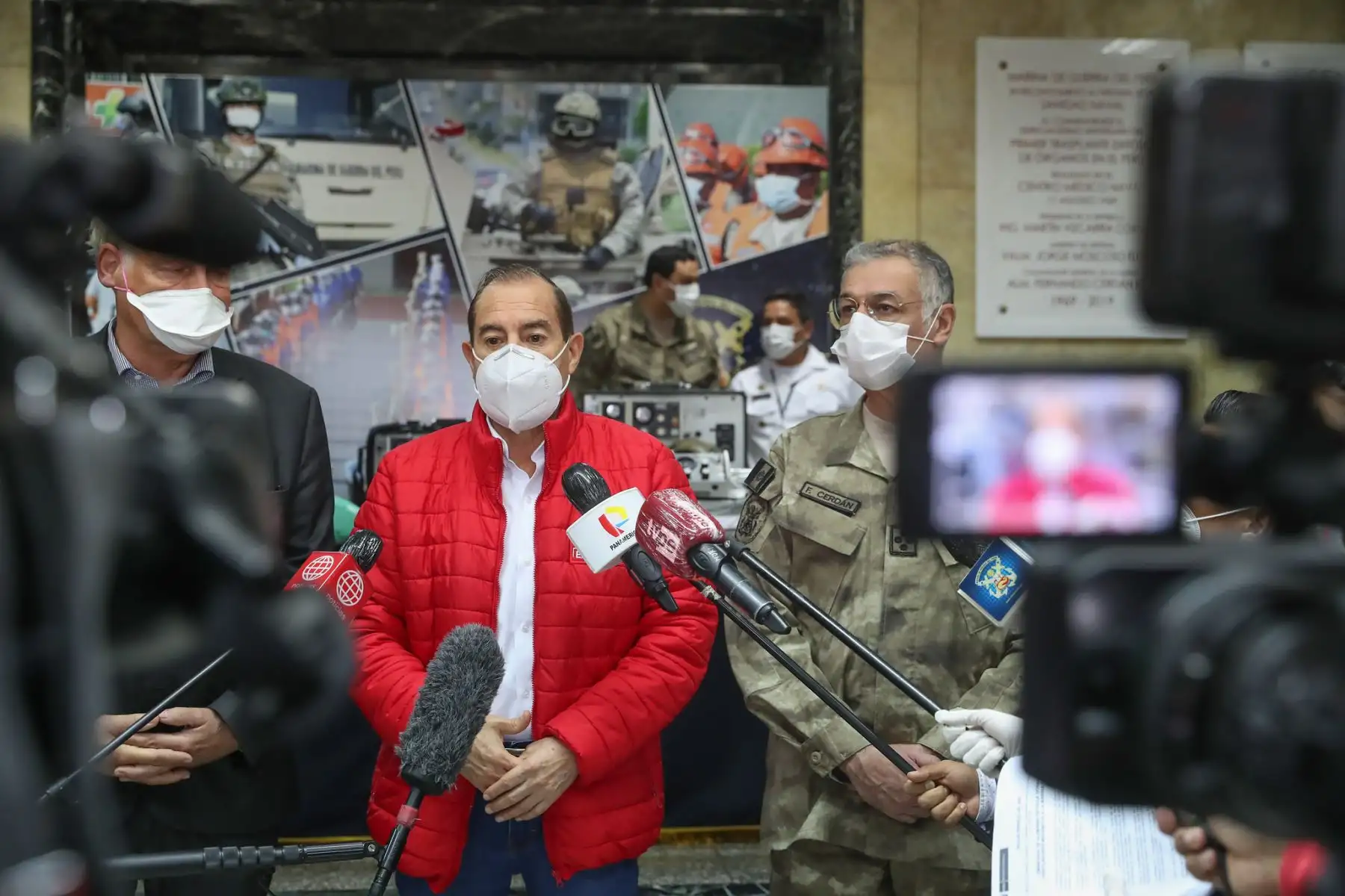 Con presencia del ministro de Defensa Walter Martos, se realizó la entrega de 12 ventiladores mecánicos donados por Alemania a la Marina de Guerra para reforzar la atención de pacientes covid-19. 

Foto: MINDEF