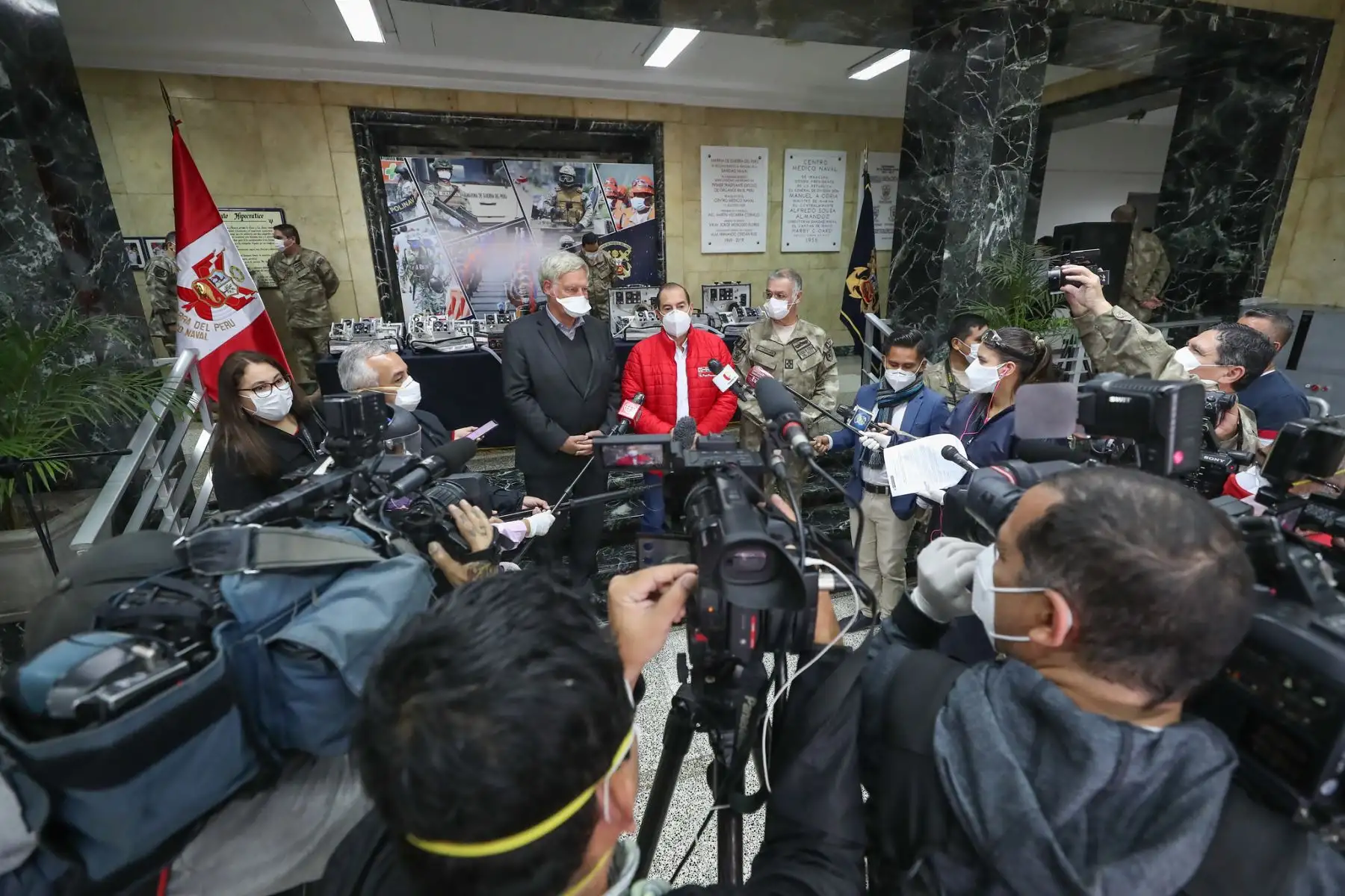 Con presencia del ministro de Defensa Walter Martos, se realizó la entrega de 12 ventiladores mecánicos donados por Alemania a la Marina de Guerra para reforzar la atención de pacientes covid-19. 

Foto: MINDEF