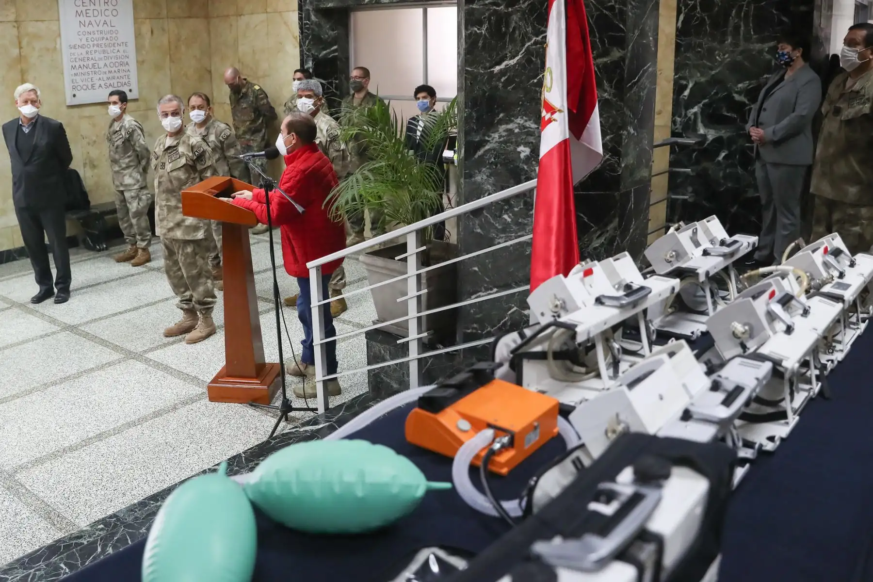 Con presencia del ministro de Defensa Walter Martos, se realizó la entrega de 12 ventiladores mecánicos donados por Alemania a la Marina de Guerra para reforzar la atención de pacientes covid-19. 

Foto: MINDEF