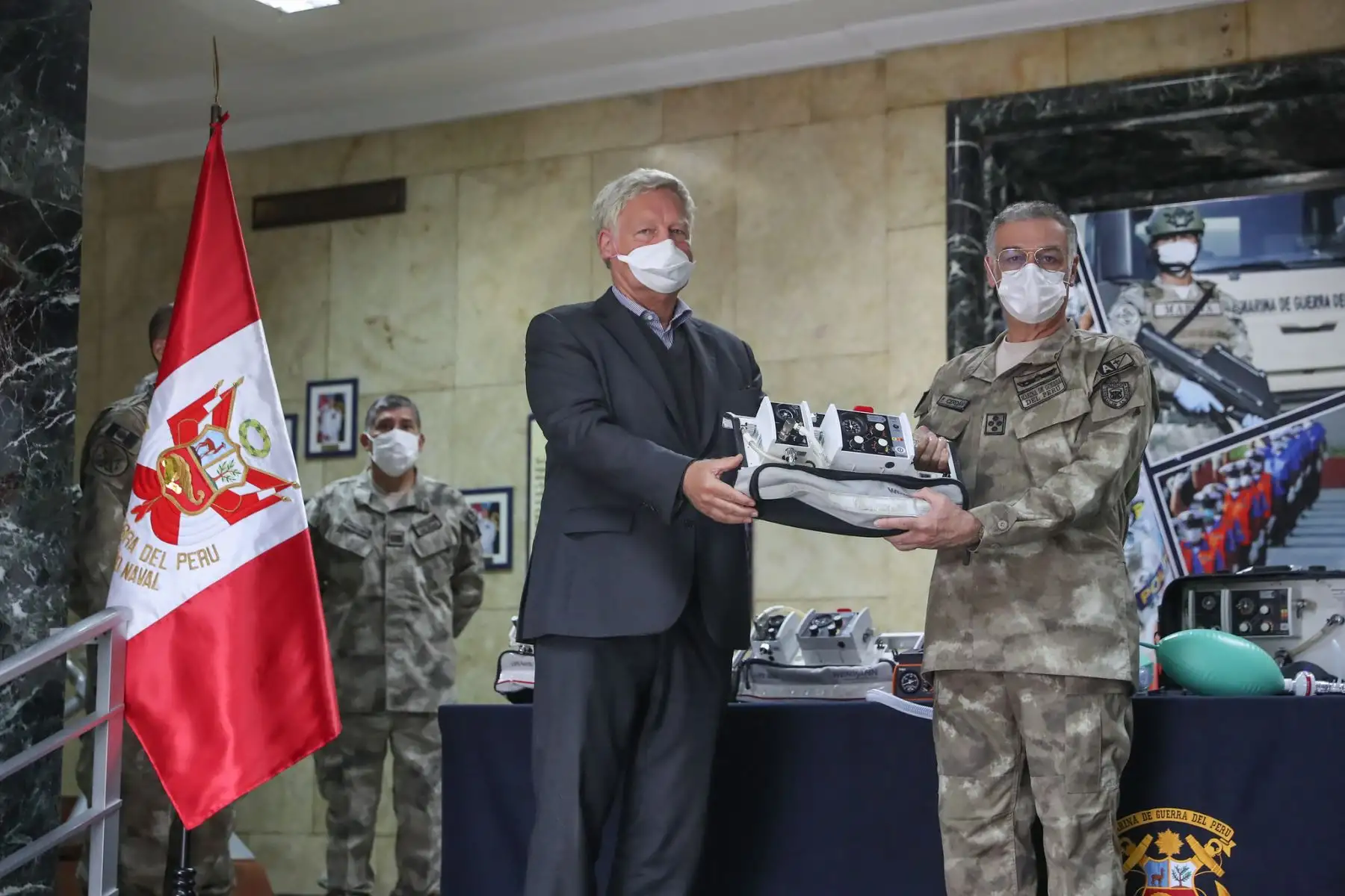 Con presencia del ministro de Defensa Walter Martos, se realizó la entrega de 12 ventiladores mecánicos donados por Alemania a la Marina de Guerra para reforzar la atención de pacientes covid-19. 

Foto: MINDEF
