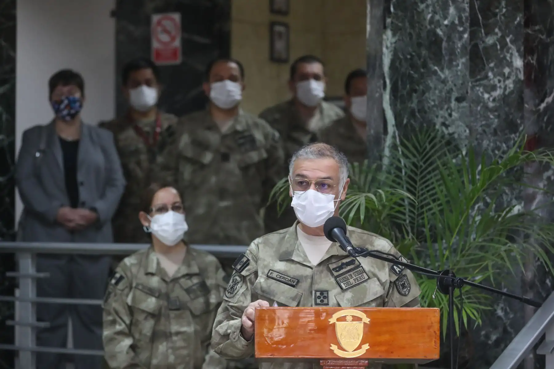 Con presencia del ministro de Defensa Walter Martos, se realizó la entrega de 12 ventiladores mecánicos donados por Alemania a la Marina de Guerra para reforzar la atención de pacientes covid-19. 

Foto: MINDEF