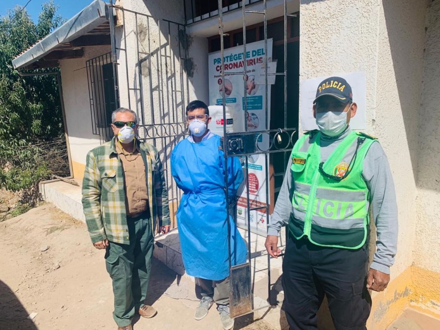 Pobladores de la provincia de Castilla, región Arequipa, reciben productos de higiene para prevenir el contagio de coronavirus. ANDINA/Difusión