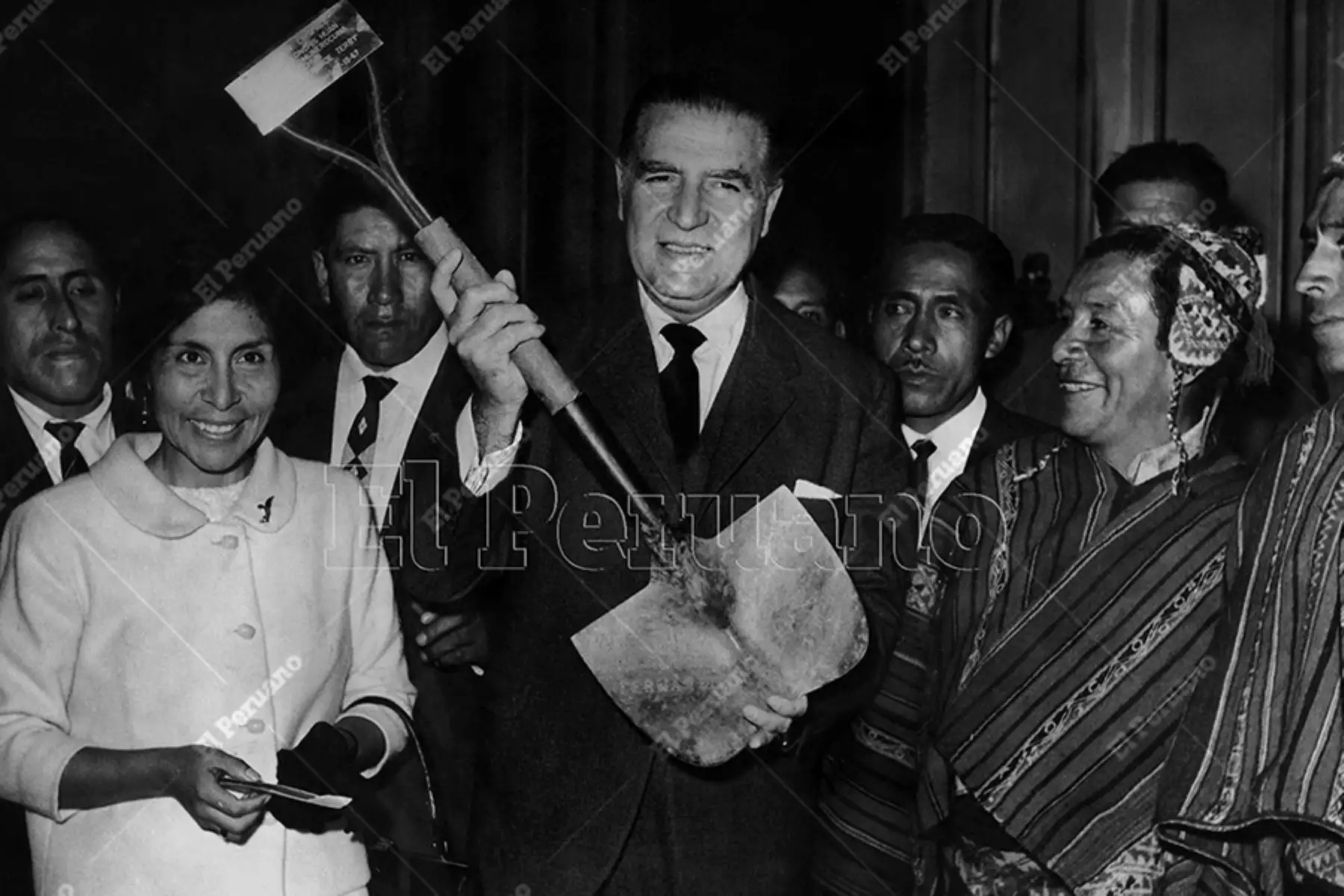 Lima - 6 octubre de 1967 / En la víspera de su cumpleaños, el presidente Fernando Belaunde Terry recibió la "lampa del trabajo" de manos de un grupo de campesinos y empleados.  Foto: Archivo Histórico de El Peruano / Alfonso Ego Aguirre