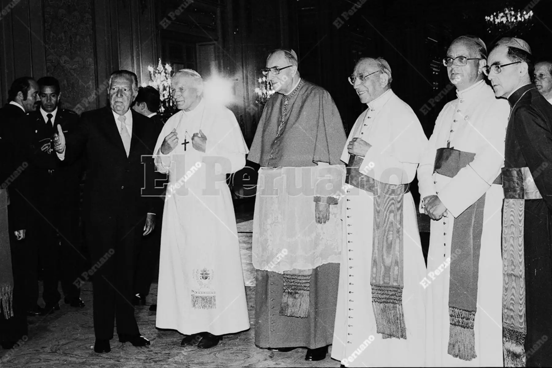Lima - 1 febrero 1895 / El Papa Juan Pablo II, el Presidente Fernando Belaunde Terry y el Cardenal Juan Landázuri Rickkets en Palacio de Gobierno. Momentos antes el Santo Padre había besado suelo peruano en el Grupo Aéreo N° 8 en lo que constituye una histórica visita. Foto: Archivo Histórico de El Peruano