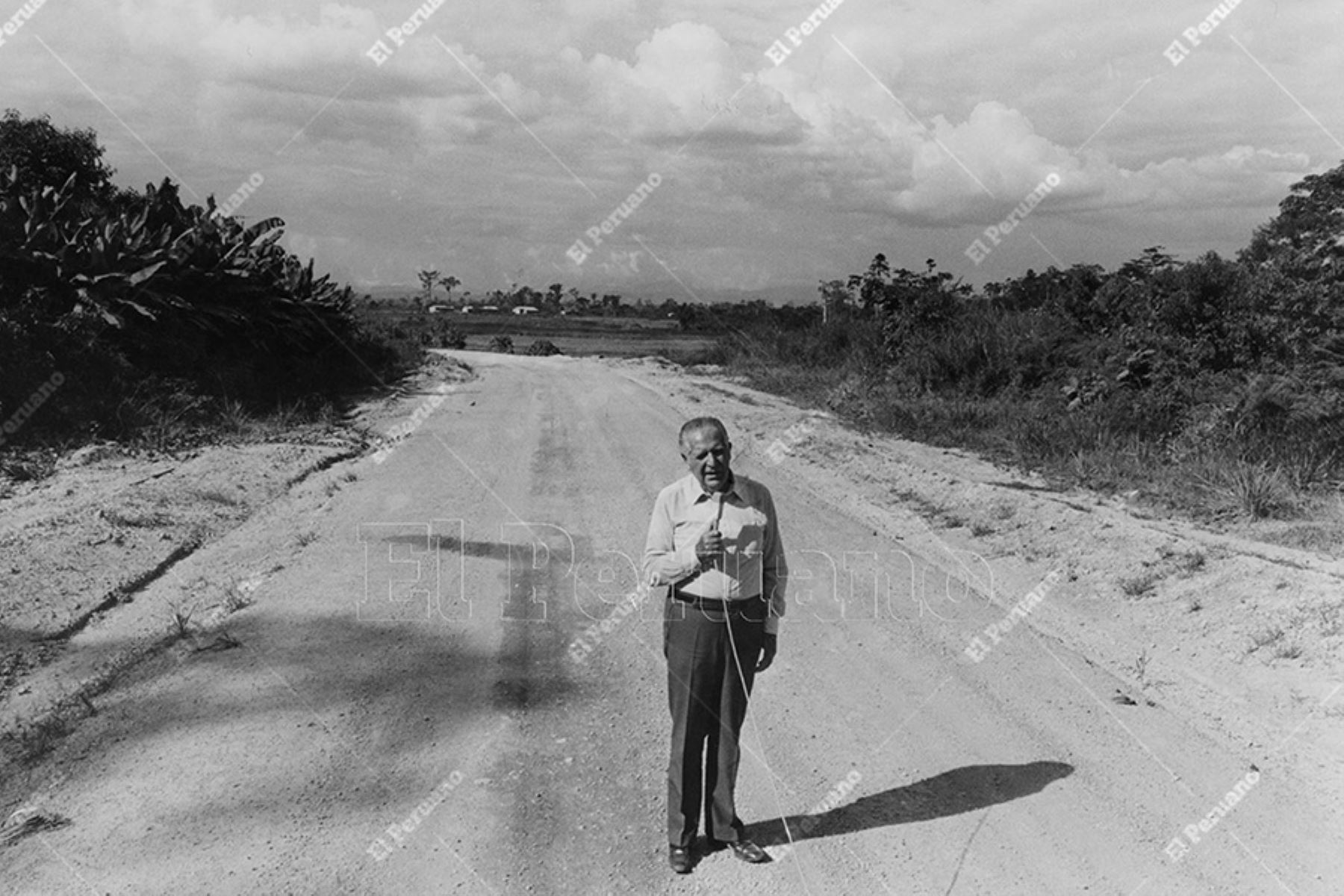 Selva peruana- 2 julio 1985 / El presidente Fernando Belaunde Terry ofrece una conferencia de prensa desde un punto de la Carretera Marginal de la Selva. Foto: Archivo Histórico de El Peruano