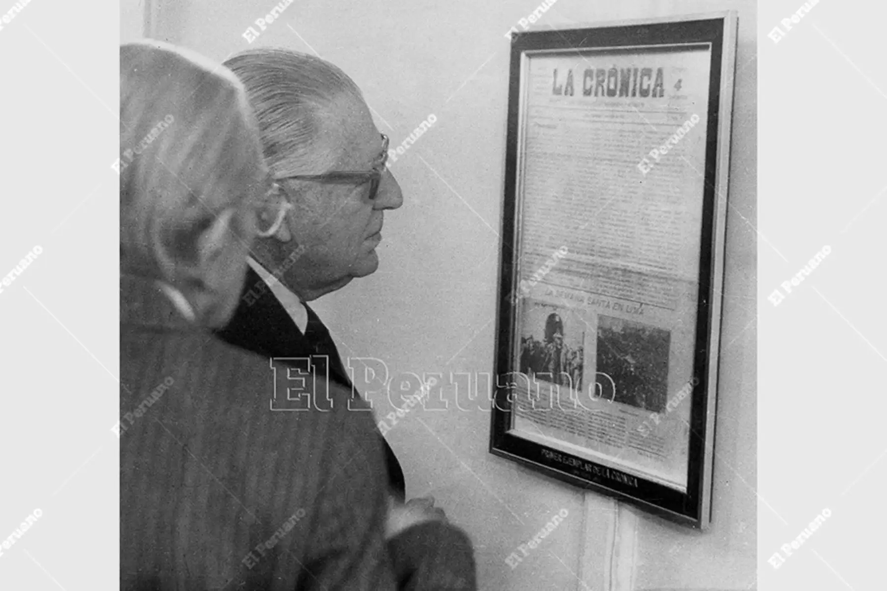 Lima - 16 setiembre 1981 / El presidente Fernando Belaunde Terry visita Editora Perú y observa con atención la primera portada del diario La Crónica fundado en 1912.  Foto: Archivo Histórico de El Peruano / Rolando ángeles