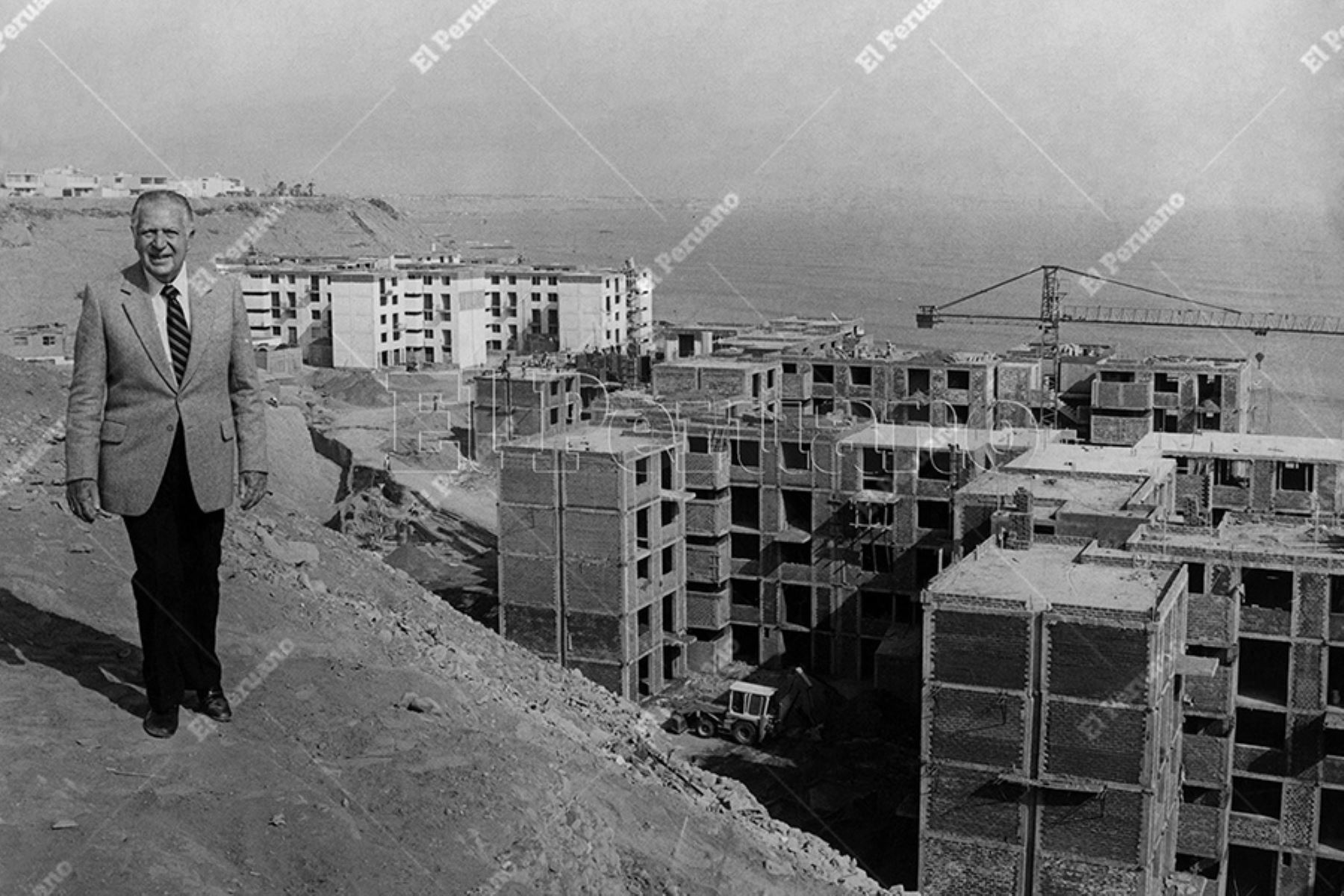 Lima - 10 setiembre 1982 / El presidente Fernando Belaunde Terry inspecciona las obras de construcción del conjunto habitacional Marbella. Foto: Archivo Histórico de El Peruano