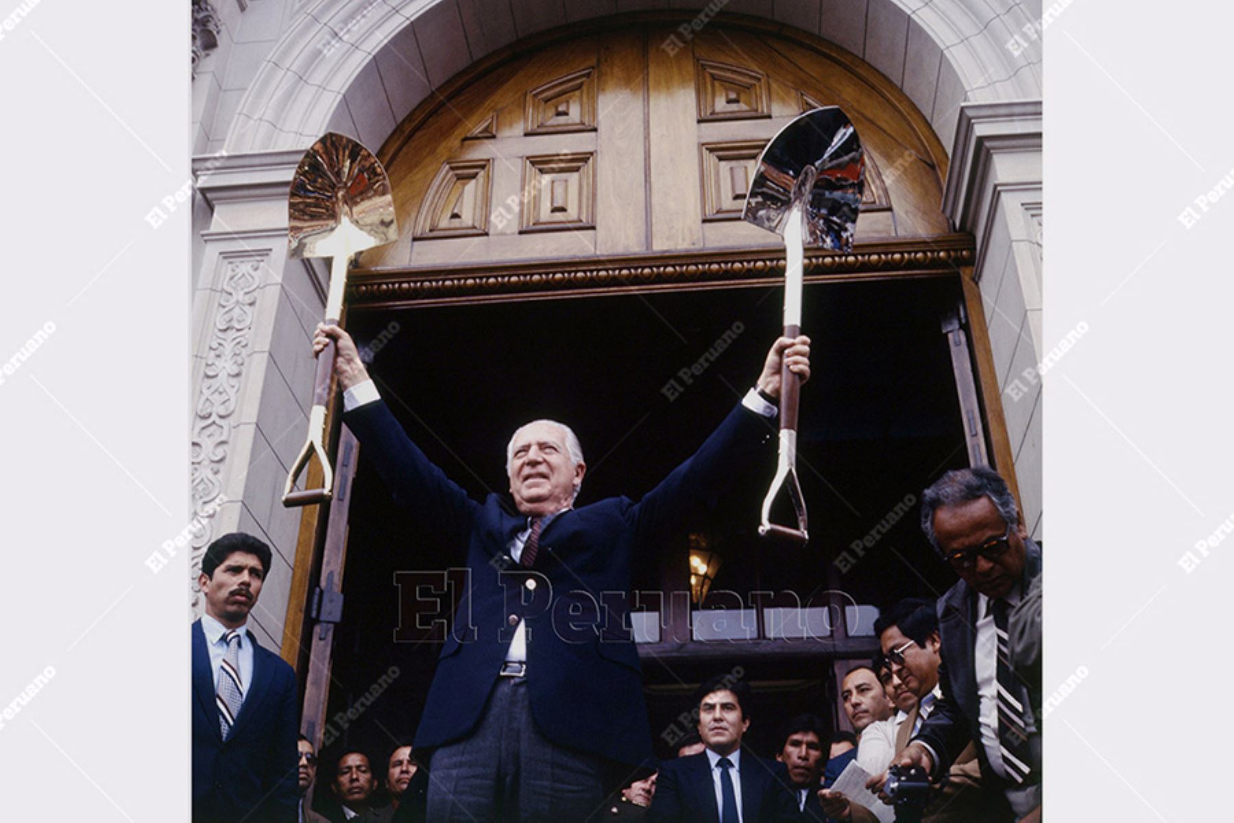 Lima - 5 setiembre 1984 / El presidente Fernando Belaunde Terry hace entrega de la lampa de oro a los mejores municipios del interior del país.  Foto: Archivo Histórico de El Peruano