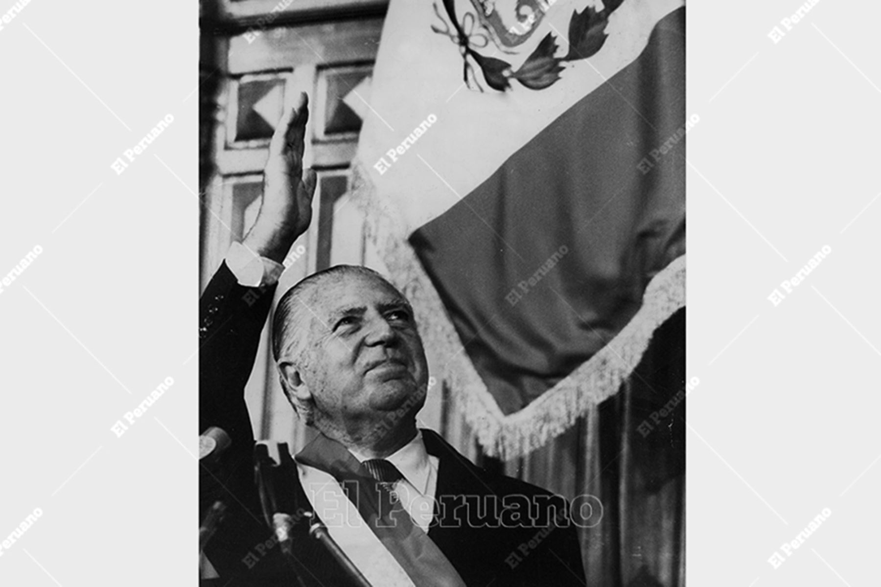 Lima - 28 julio 1980 / El arquitecto Fernando Belaunde Terry saluda a la Representación Nacional luego de su juramentación como Presidente Constitucional de la República. Foto: Archivo Histórico de El Peruano