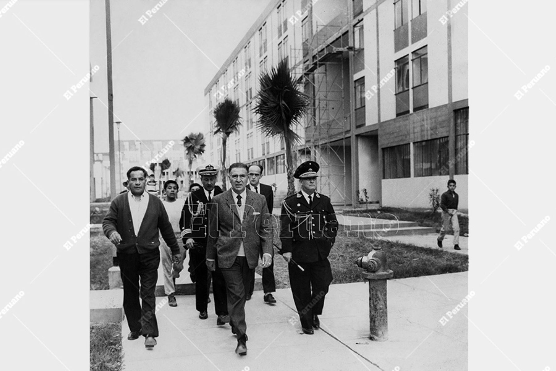 Lima - 6 setiembre 1965 / El presidente Fernando Belaunde Terry recorre unos de los conjuntos habitacionales impulsados por su Gobierno. Foto: Archivo Histórico de El Peruano