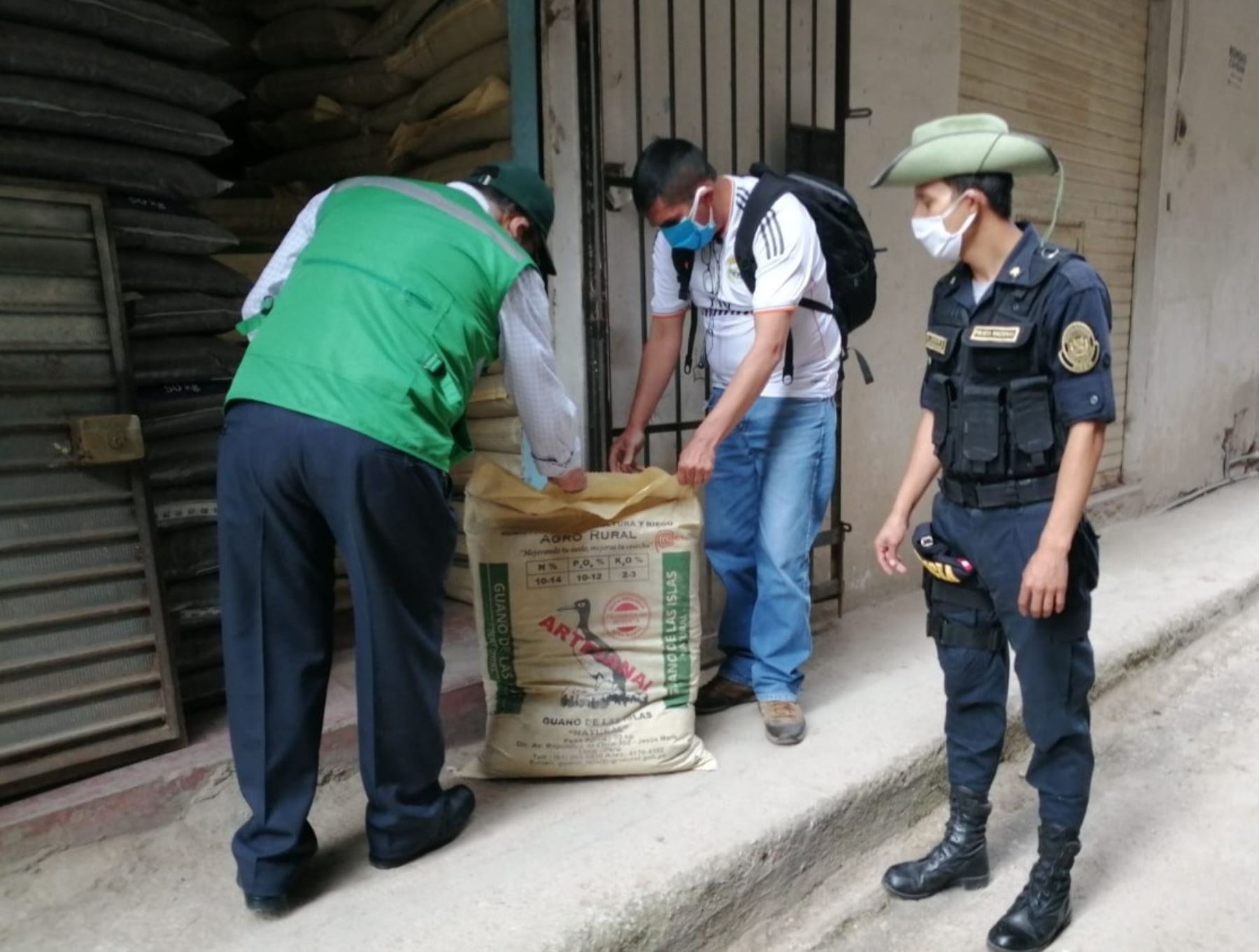 Autoridades de Cajamarca incautan 14 toneladas de fertilizante de dudosa procedencia que eran vendidos como guano de las islas. ANDINA/Difusión