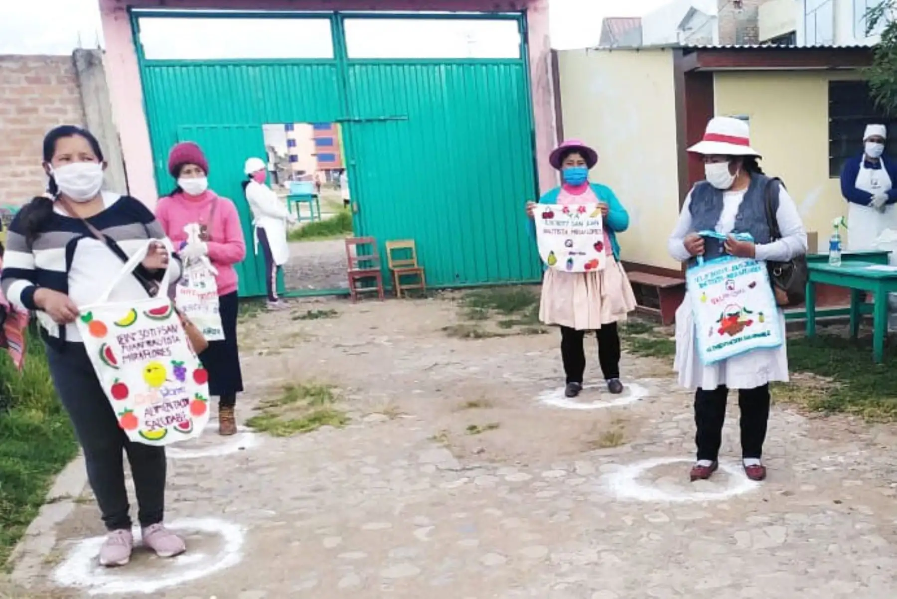 Padres emprendedores de la IE N° 30117 San Juan Bautista de Huancayo elaboran bolsas ecológicas con materiales reciclados. Foto: Cortesía Pedro Tinoco