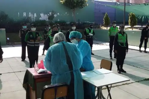 Policías del distrito de Hunter, en Arequipa, se someten a pruebas rápidas para detección de coronavirus.