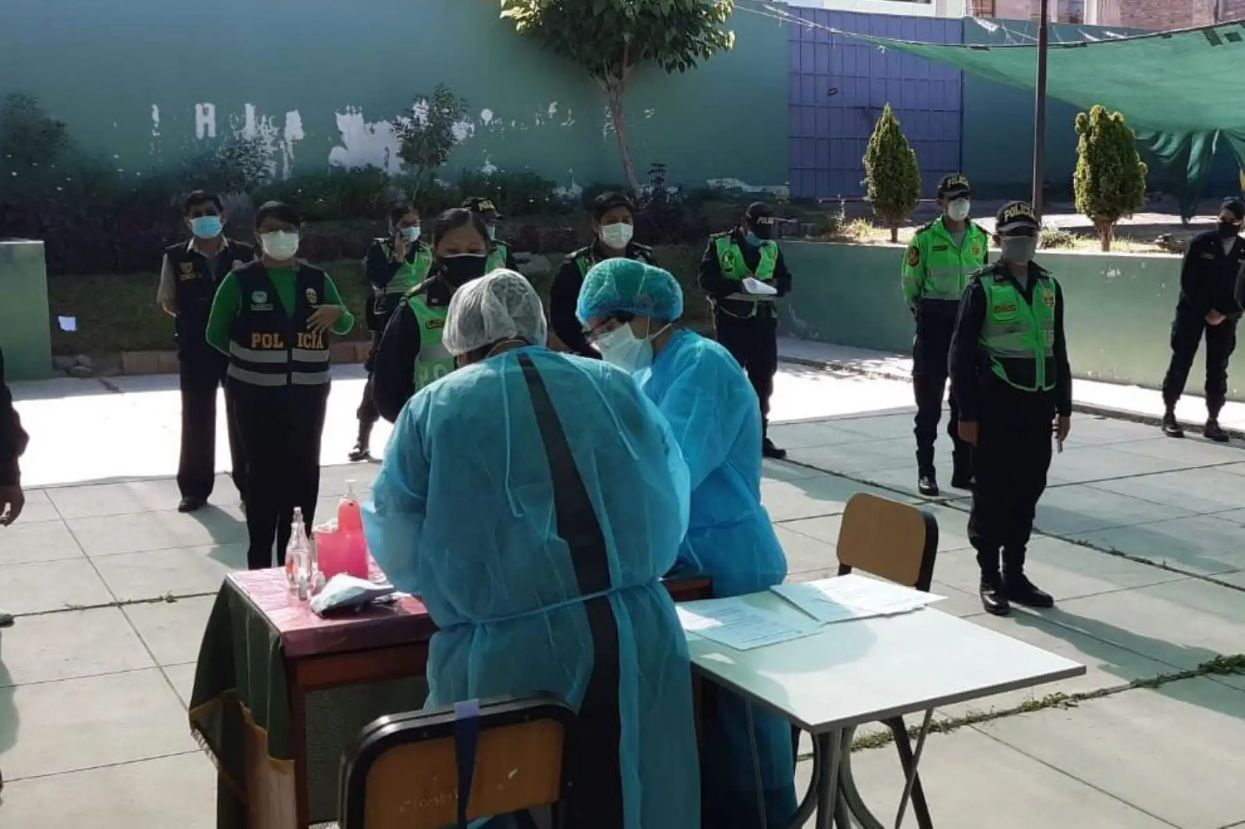 Policías del distrito de Hunter, en Arequipa, se someten a pruebas rápidas para detección de coronavirus.