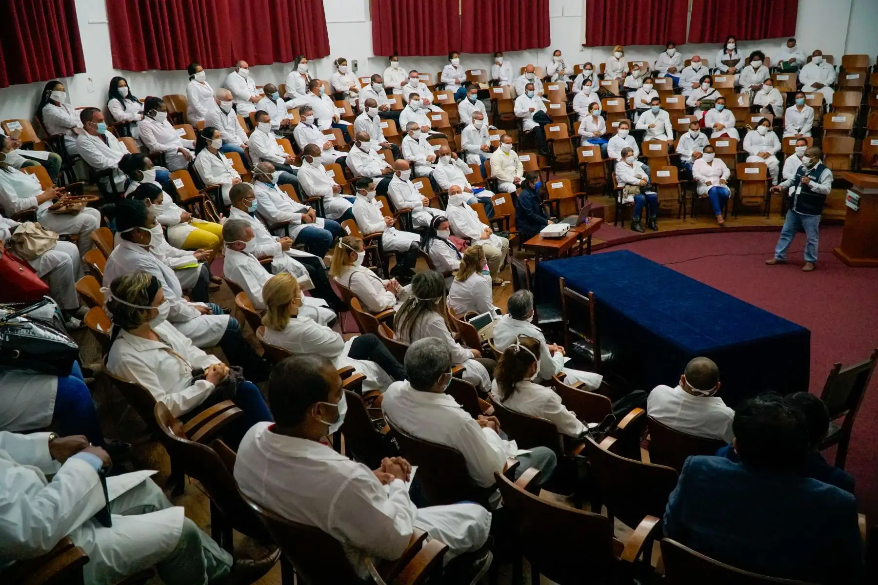 Ministro de Salud, Víctor Zamora, da la bienvenida a la delegación de especialistas cubanos que llegaron a nuestro país para apoyar en la atención por la emergencia producida por el Covid - 19.
Foto: Minsa