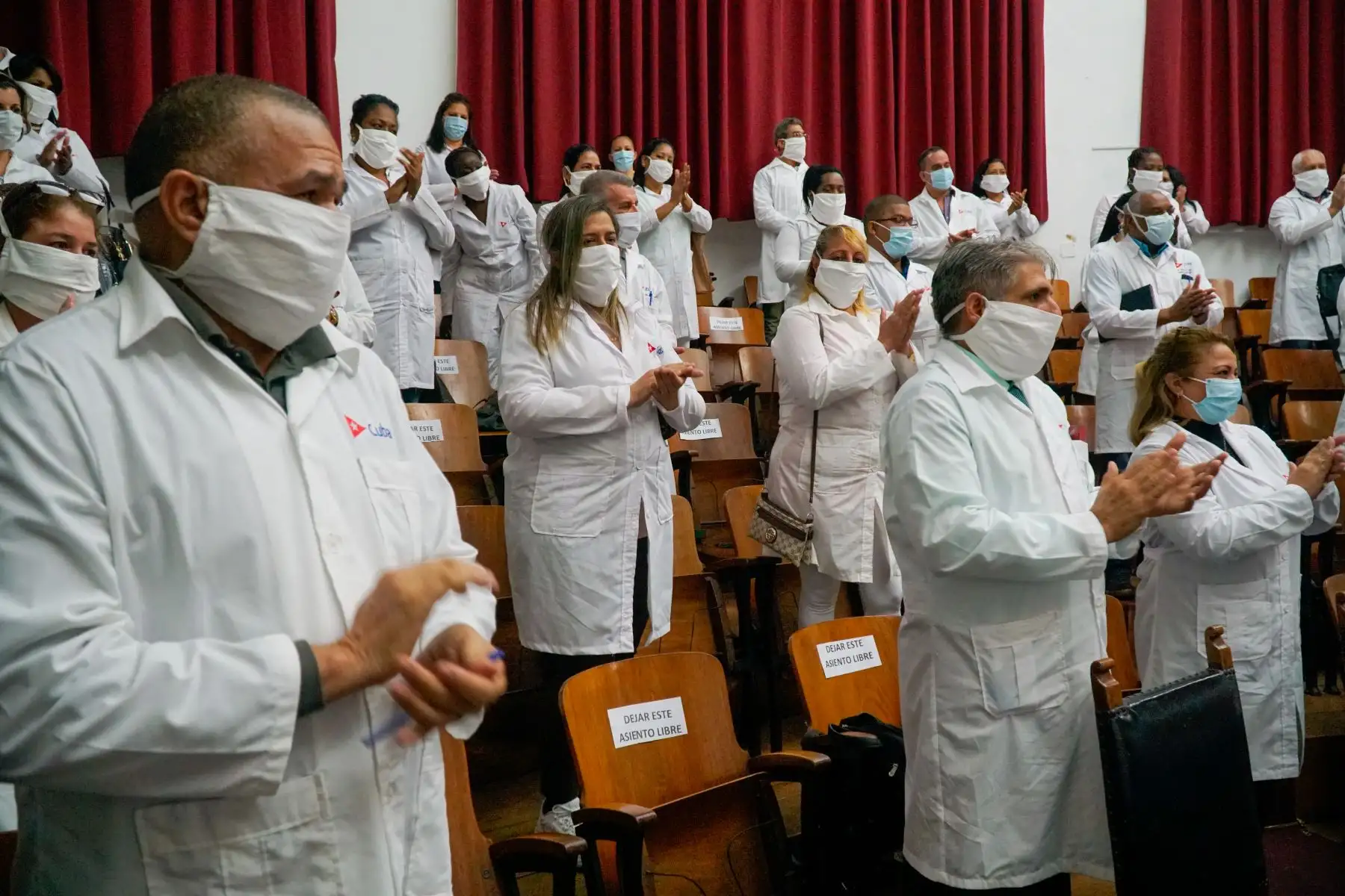 Ministro de Salud, Víctor Zamora, da la bienvenida a la delegación de especialistas cubanos que llegaron a nuestro país para apoyar en la atención por la emergencia producida por el Covid - 19.
Foto: Minsa