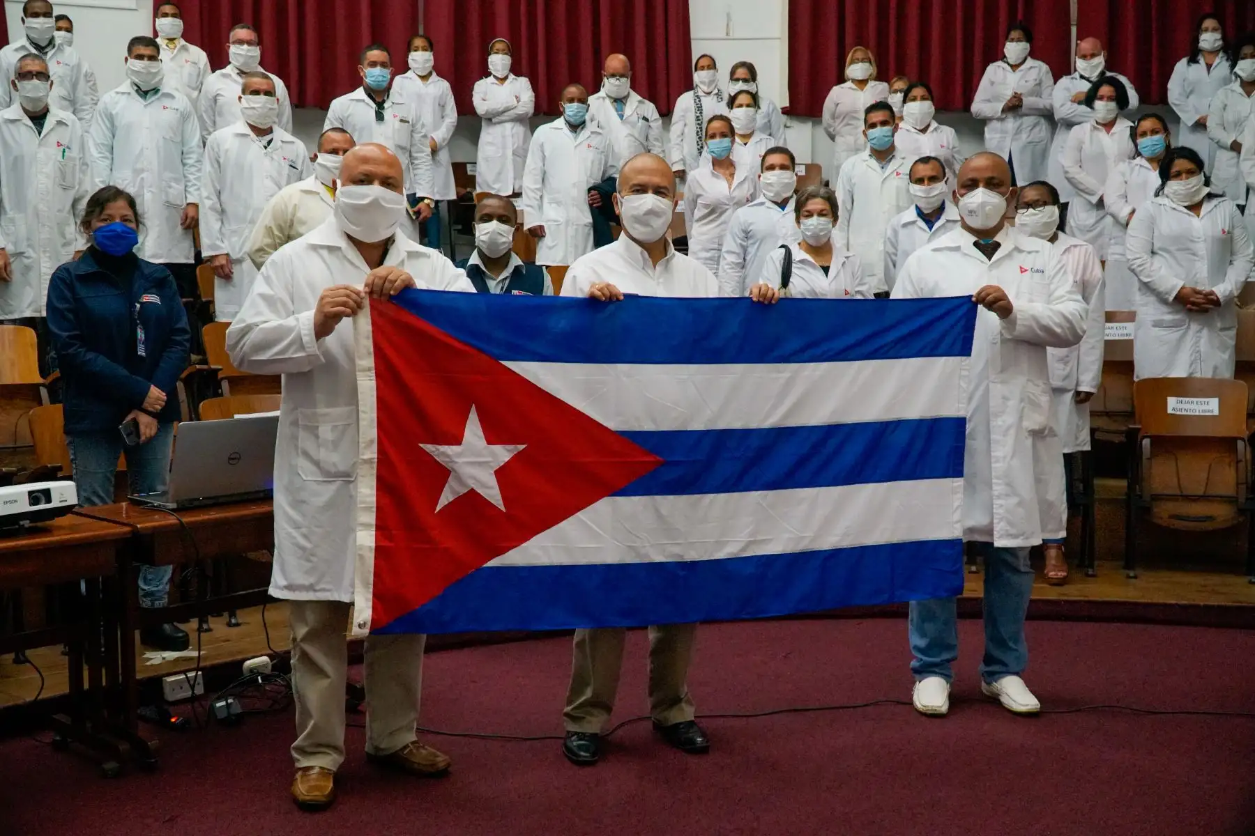 Ministro de Salud, Víctor Zamora, da la bienvenida a la delegación de especialistas cubanos que llegaron a nuestro país para apoyar en la atención por la emergencia producida por el Covid - 19.
Foto: Minsa