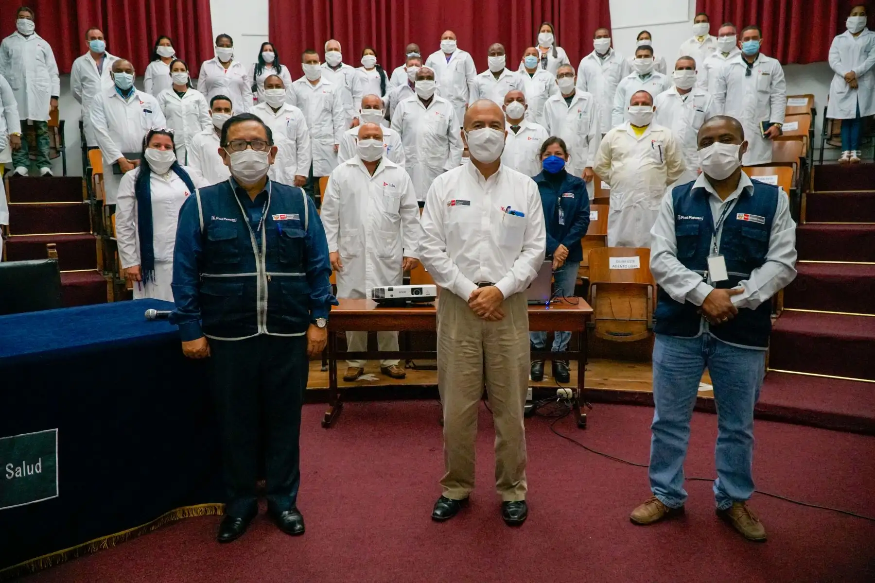 Ministro de Salud, Víctor Zamora, da la bienvenida a la delegación de especialistas cubanos que llegaron a nuestro país para apoyar en la atención por la emergencia producida por el Covid - 19.
Foto: Minsa