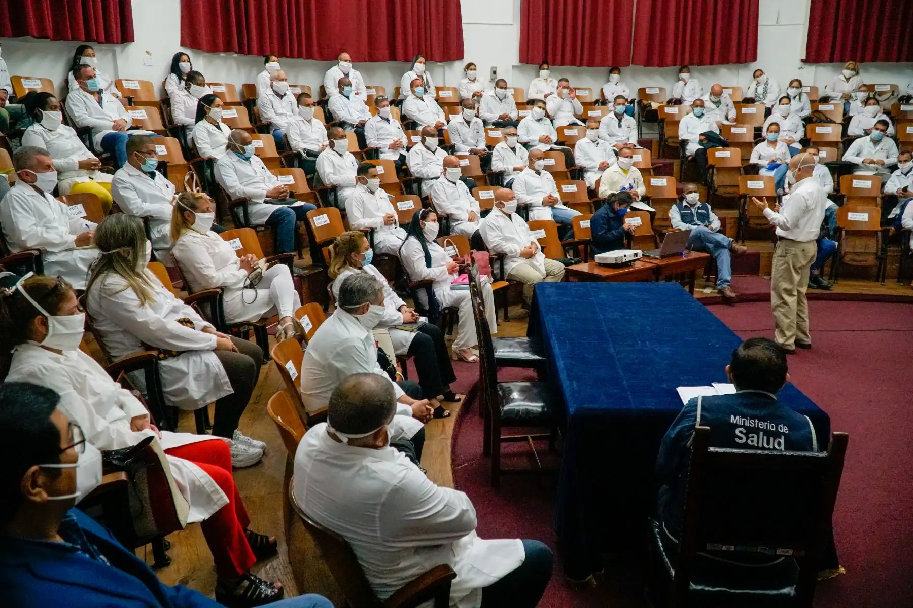 Ministro de Salud, Víctor Zamora, da la bienvenida a la delegación de especialistas cubanos que llegaron a nuestro país para apoyar en la atención por la emergencia producida por el Covid - 19.
Foto: Minsa